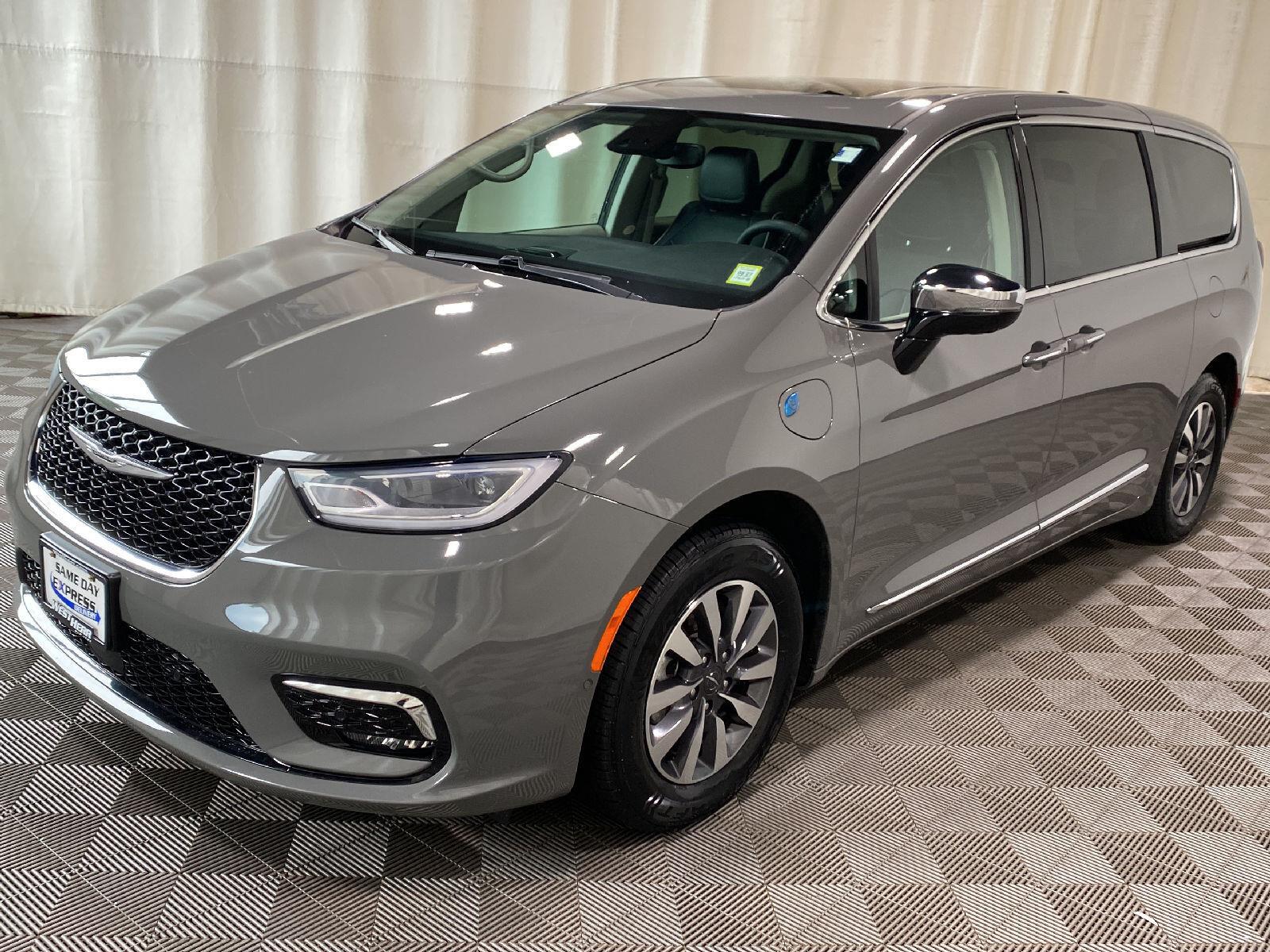 Used 2023 Ceramic Gray Clearcoat Chrysler Hybrid Limited image 8