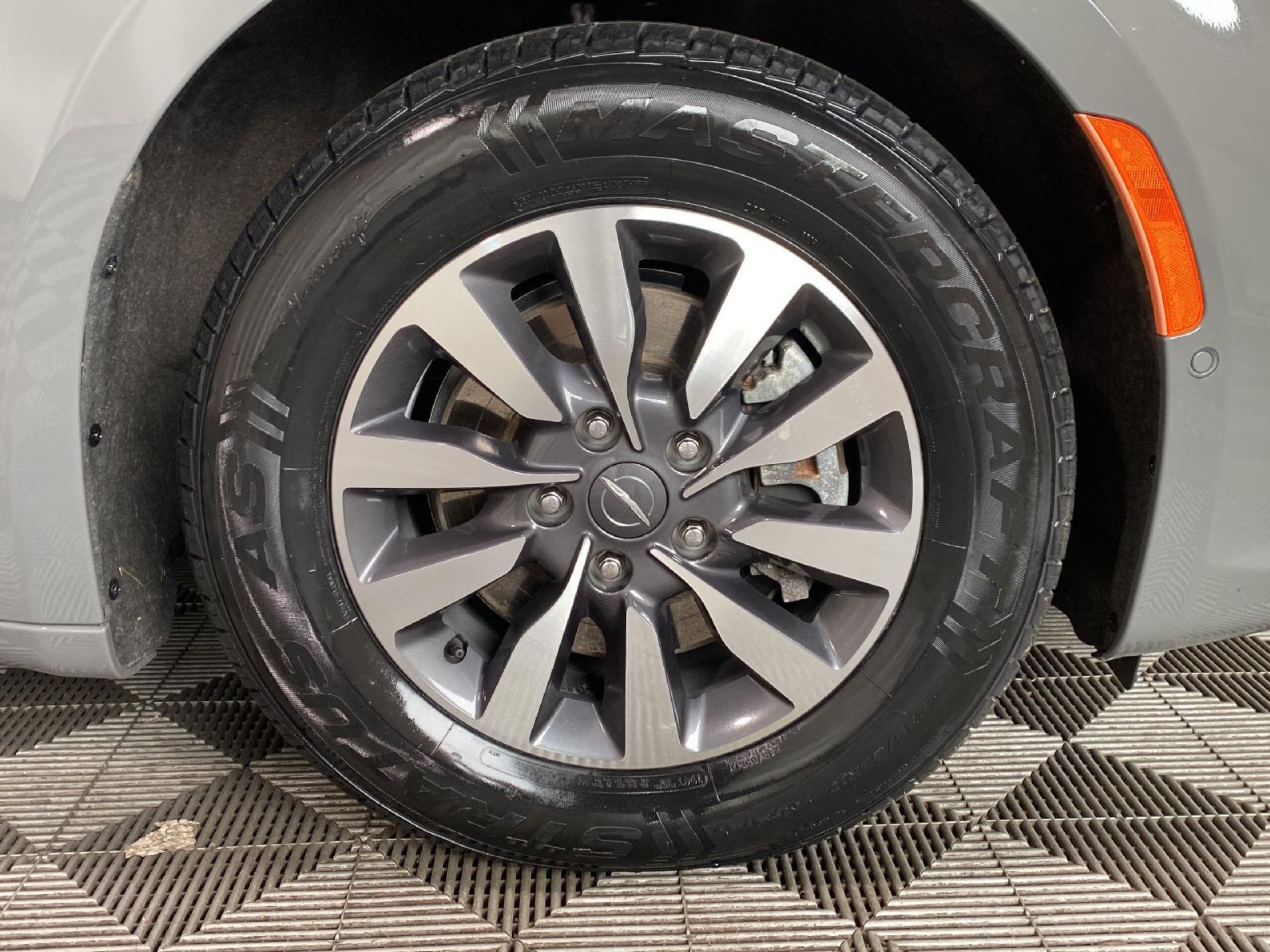 Used 2023 Ceramic Gray Clearcoat Chrysler Hybrid Limited image 10