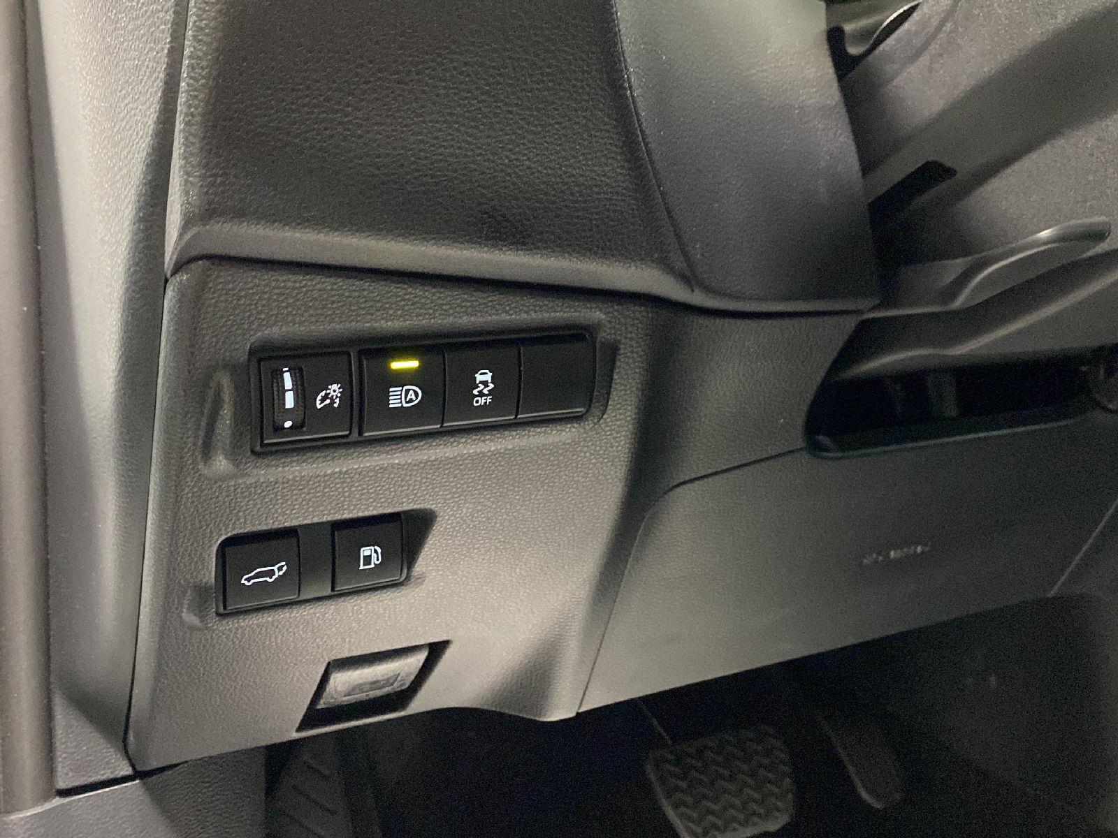 Used 2024 Wind Chill Pearl Toyota XSE image 27
