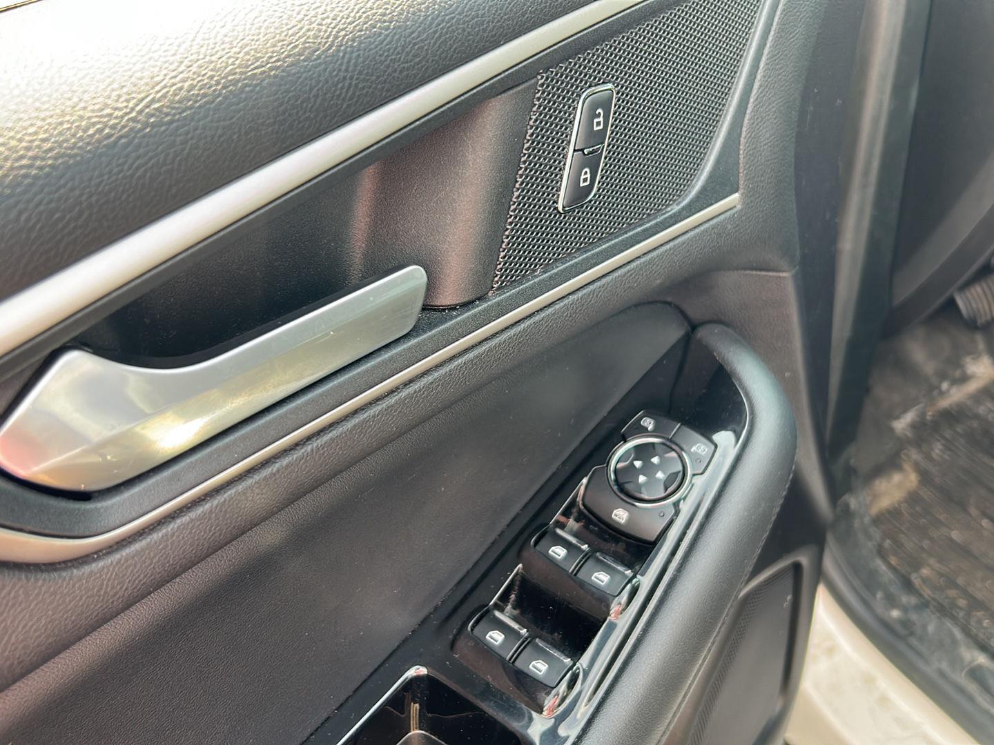 Used 2019 White Platinum Metallic Tri-Coat Ford SEL image 16