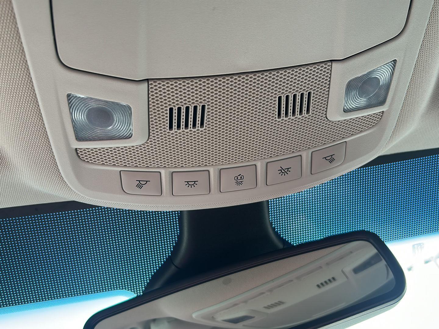 Used 2019 White Platinum Metallic Tri-Coat Ford SEL image 18