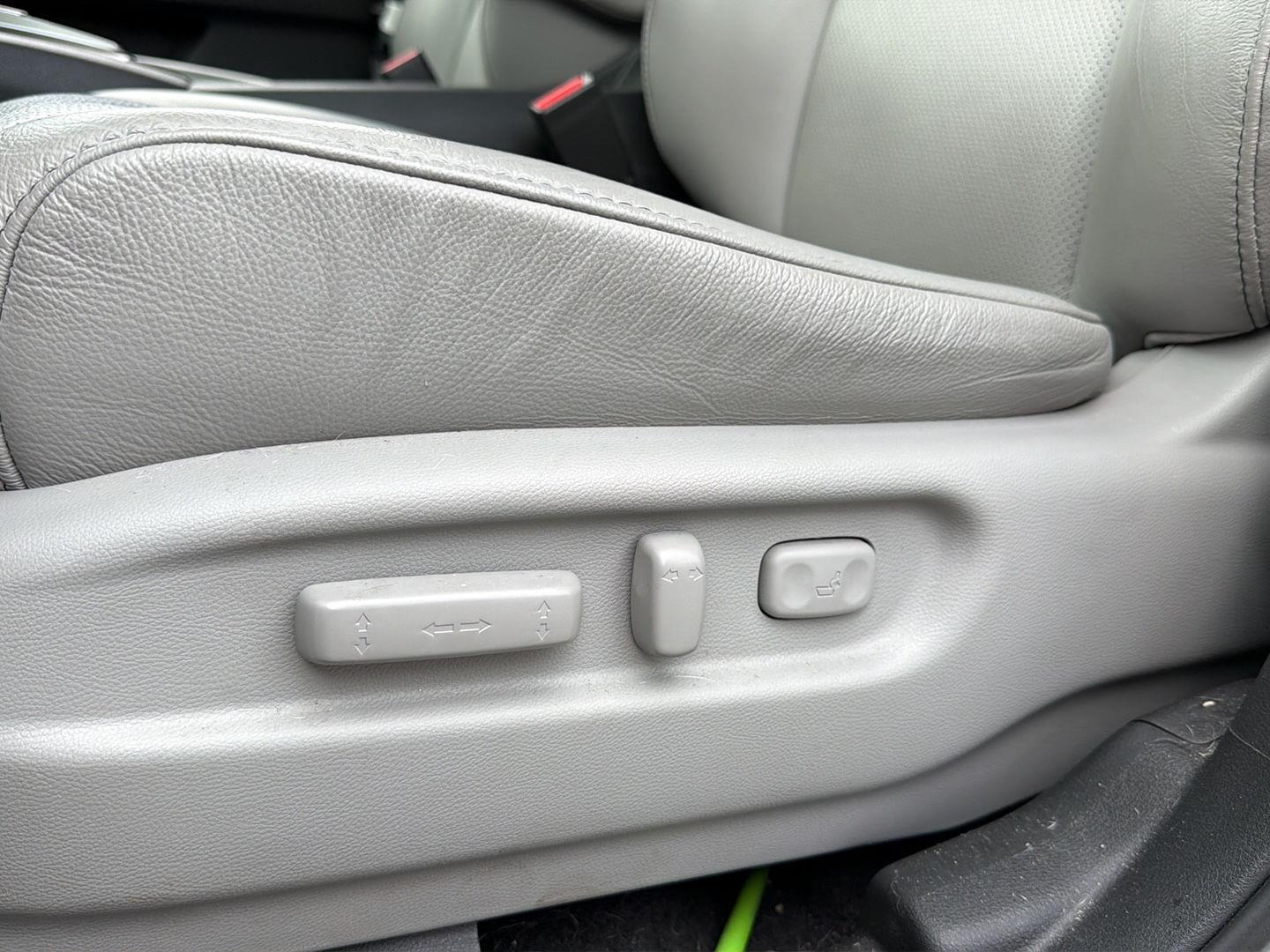 Used 2023 Platinum White Pearl Honda EX-L image 19