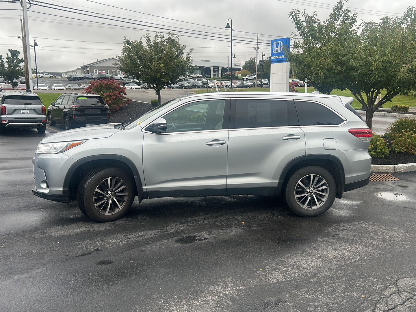 Used 2019 Celestial Silver Metallic Toyota XLE image 5