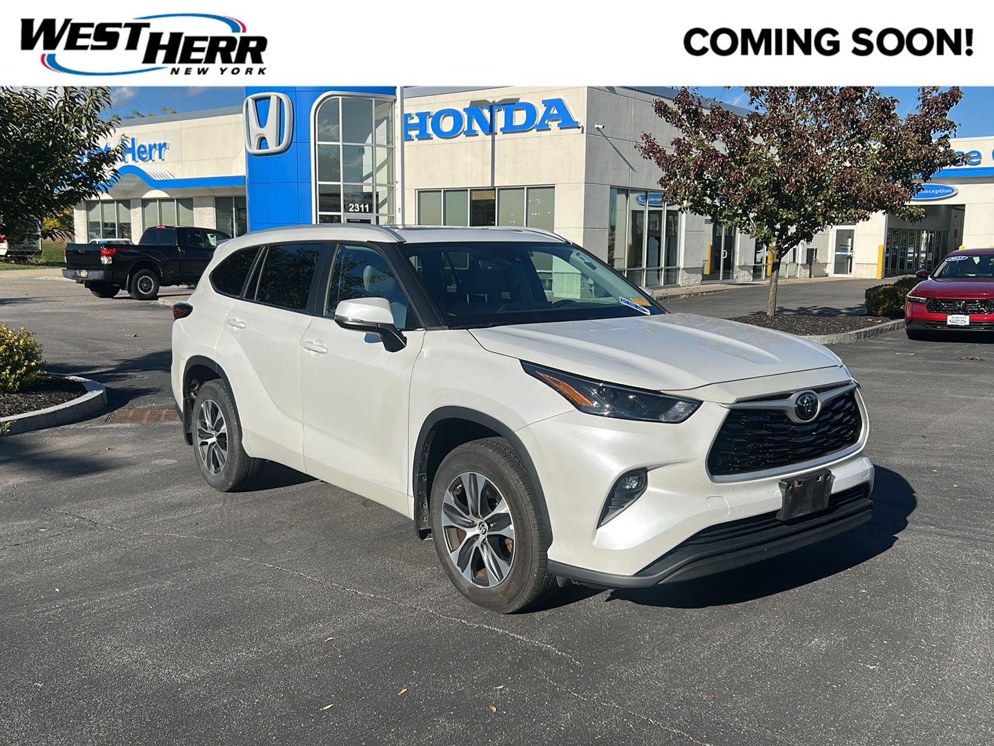 White (Wind Chill Pearl) 2023 Toyota Highlander SUV / Crossover All-Wheel Drive Automatic