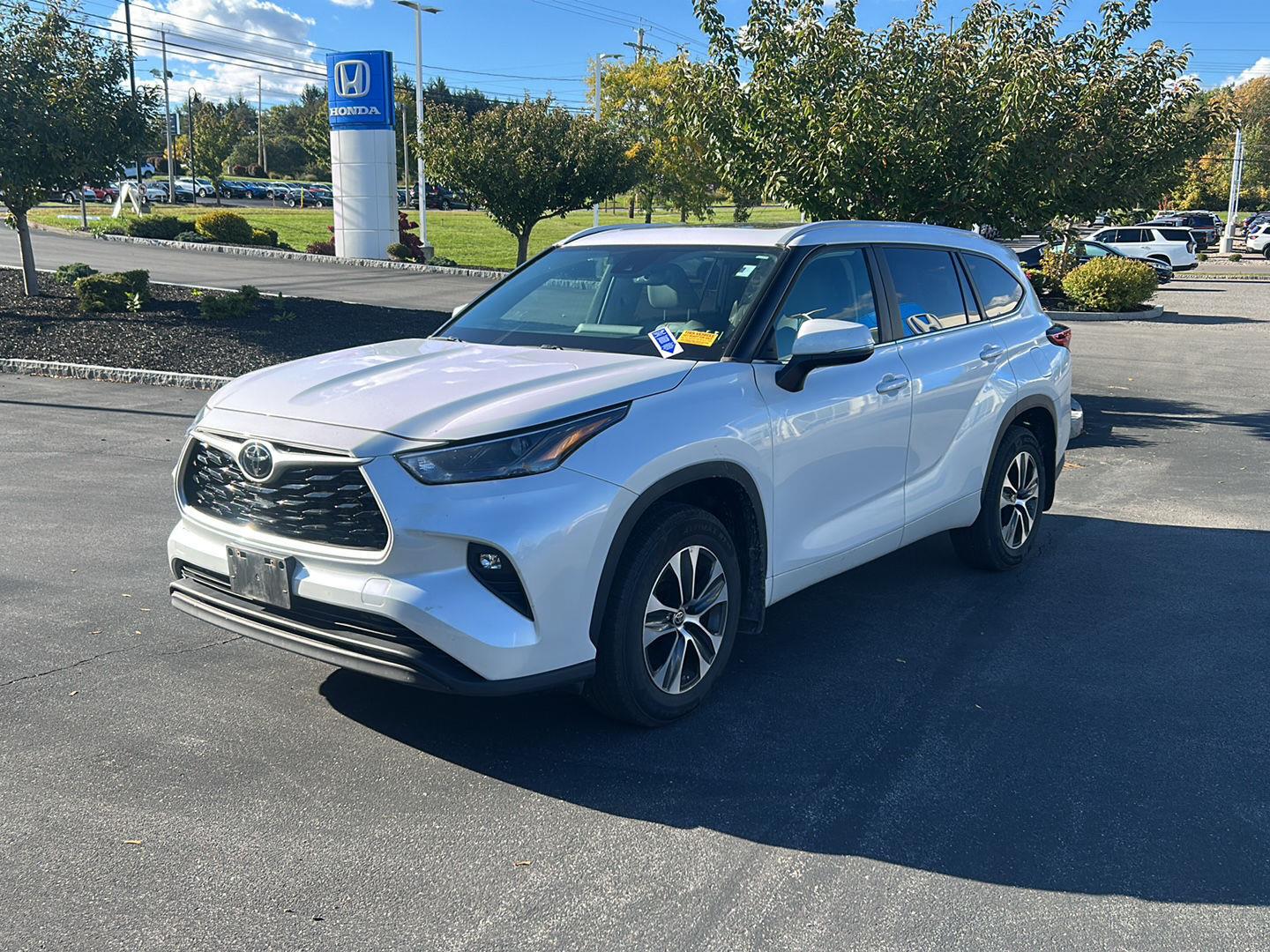 Used 2023 Wind Chill Pearl Toyota XLE image 3