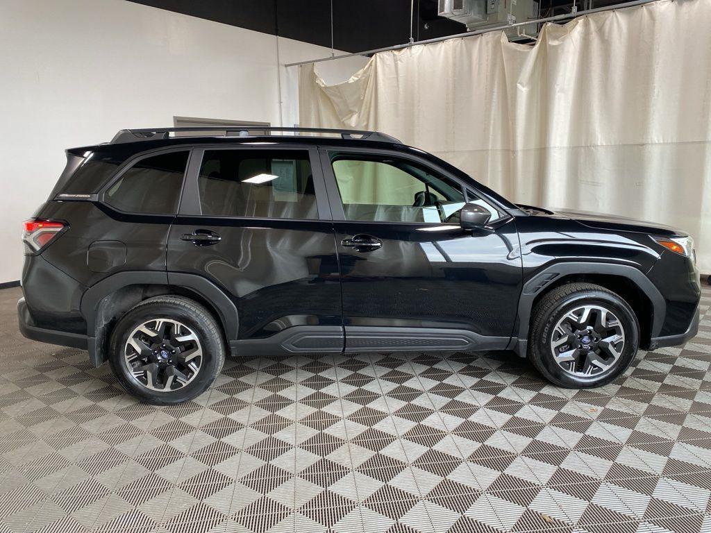 Used 2025 Crystal Black Silica Subaru Premium image 3