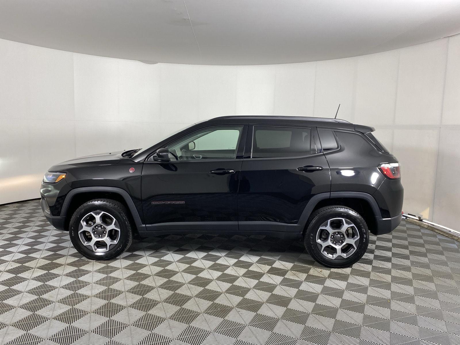 Used 2022 Diamond Black Crystal Pearlcoa Jeep Trailhawk image 4