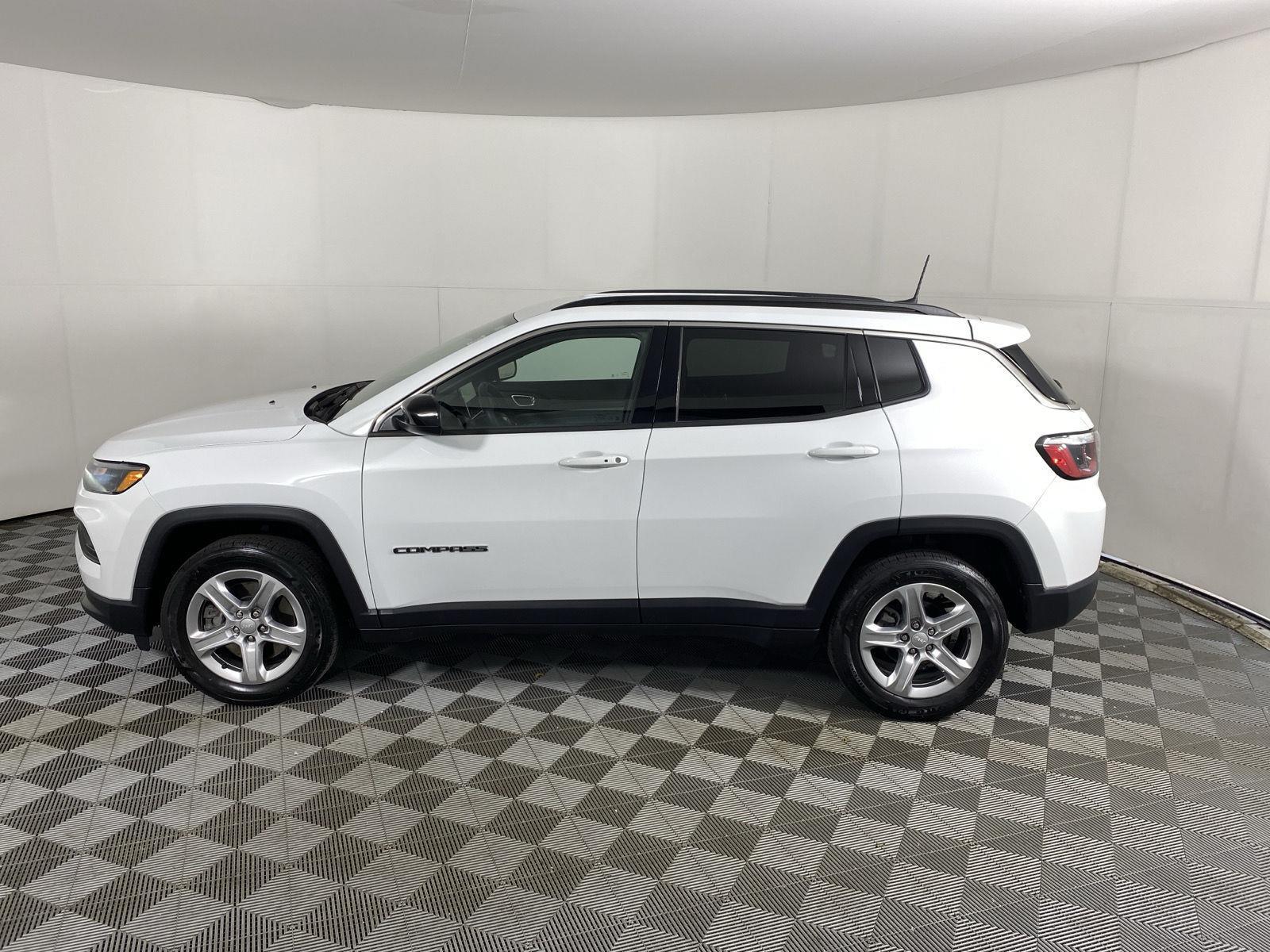 Certified Used 2023 Bright White Clearcoat Jeep Latitude image 4