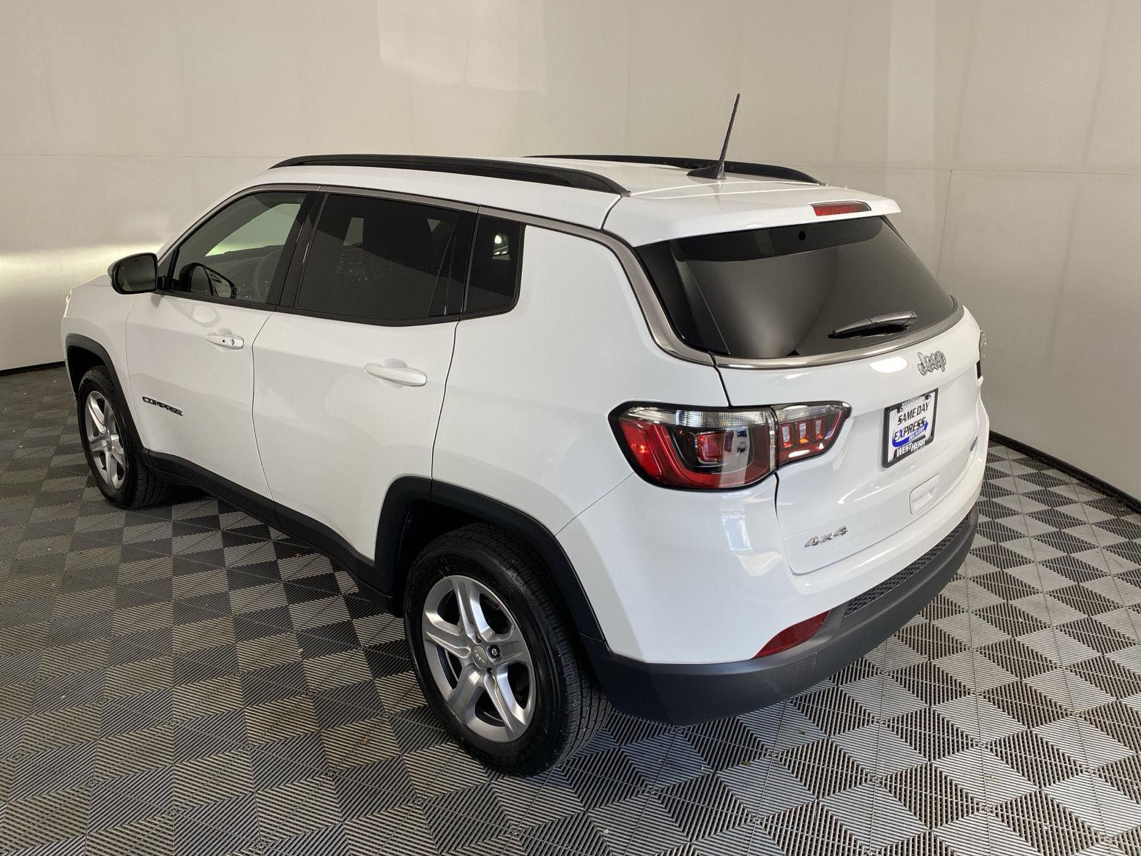 Certified Used 2023 Bright White Clearcoat Jeep Latitude image 5