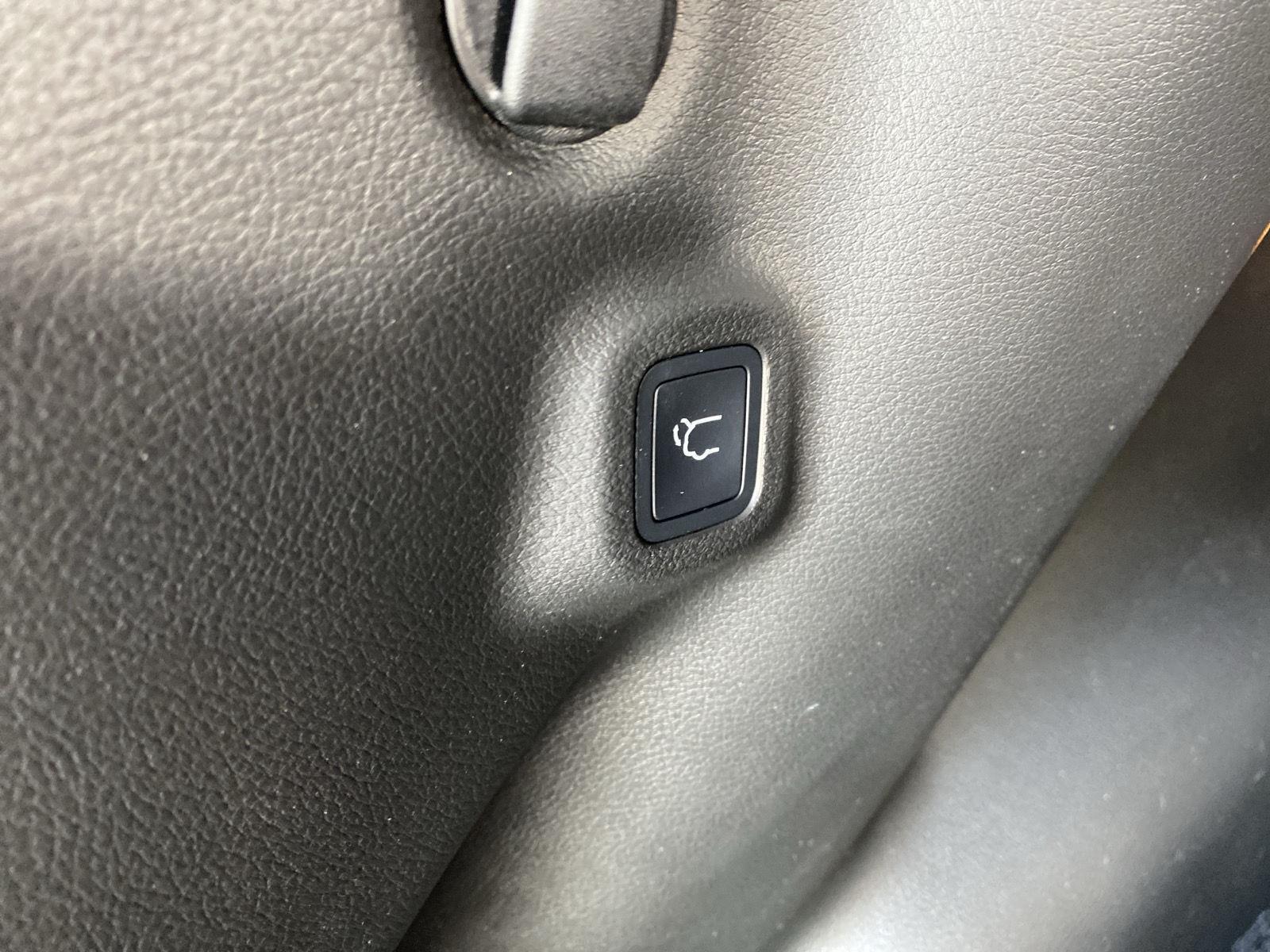 Certified Used 2023 Bright White Clearcoat Jeep Latitude image 8