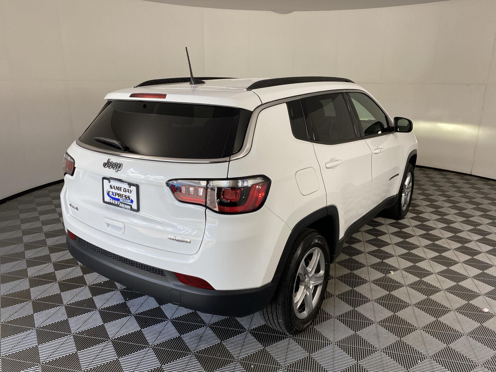 Certified Used 2023 Bright White Clearcoat Jeep Latitude image 9