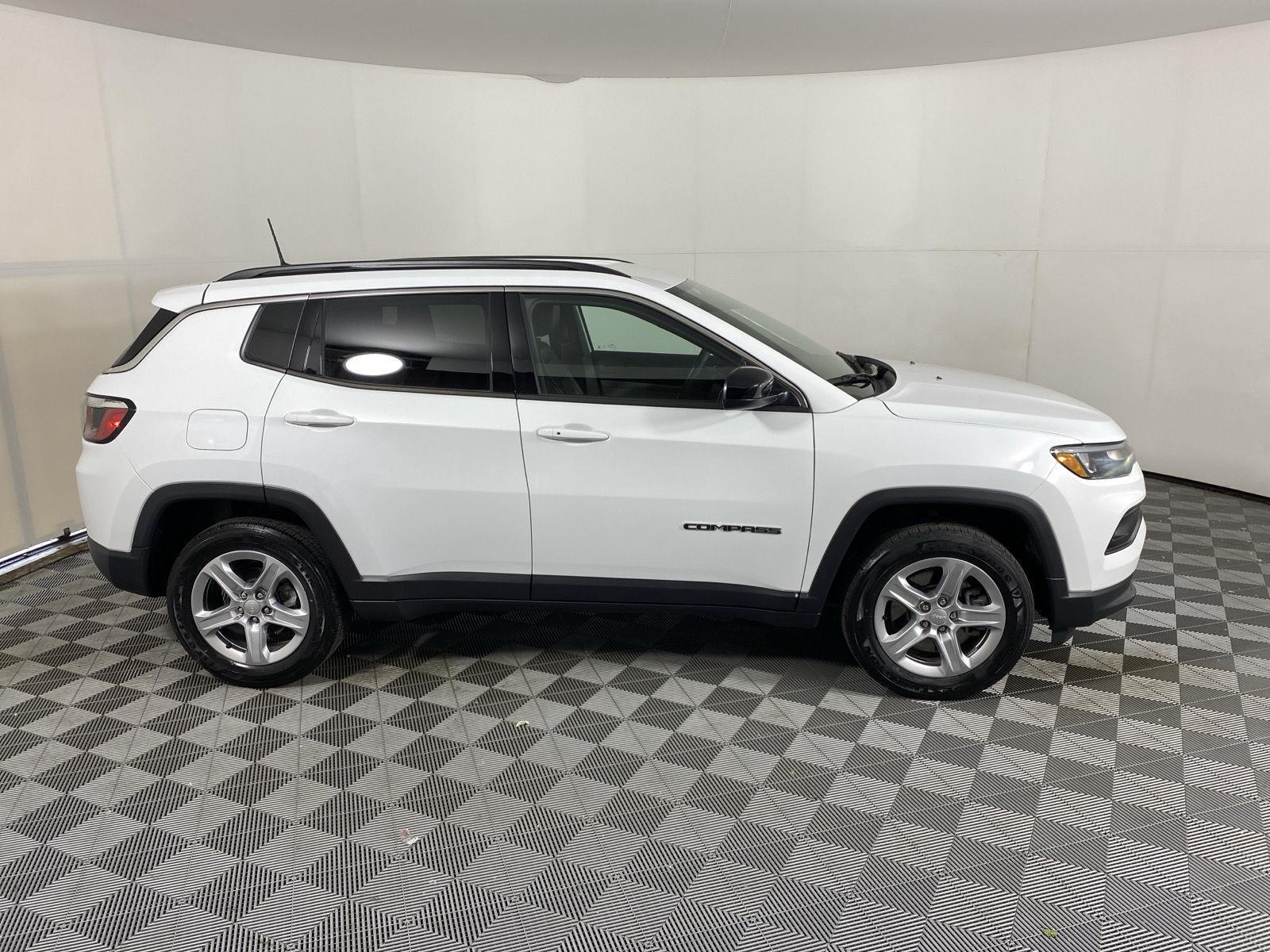 Certified Used 2023 Bright White Clearcoat Jeep Latitude image 10