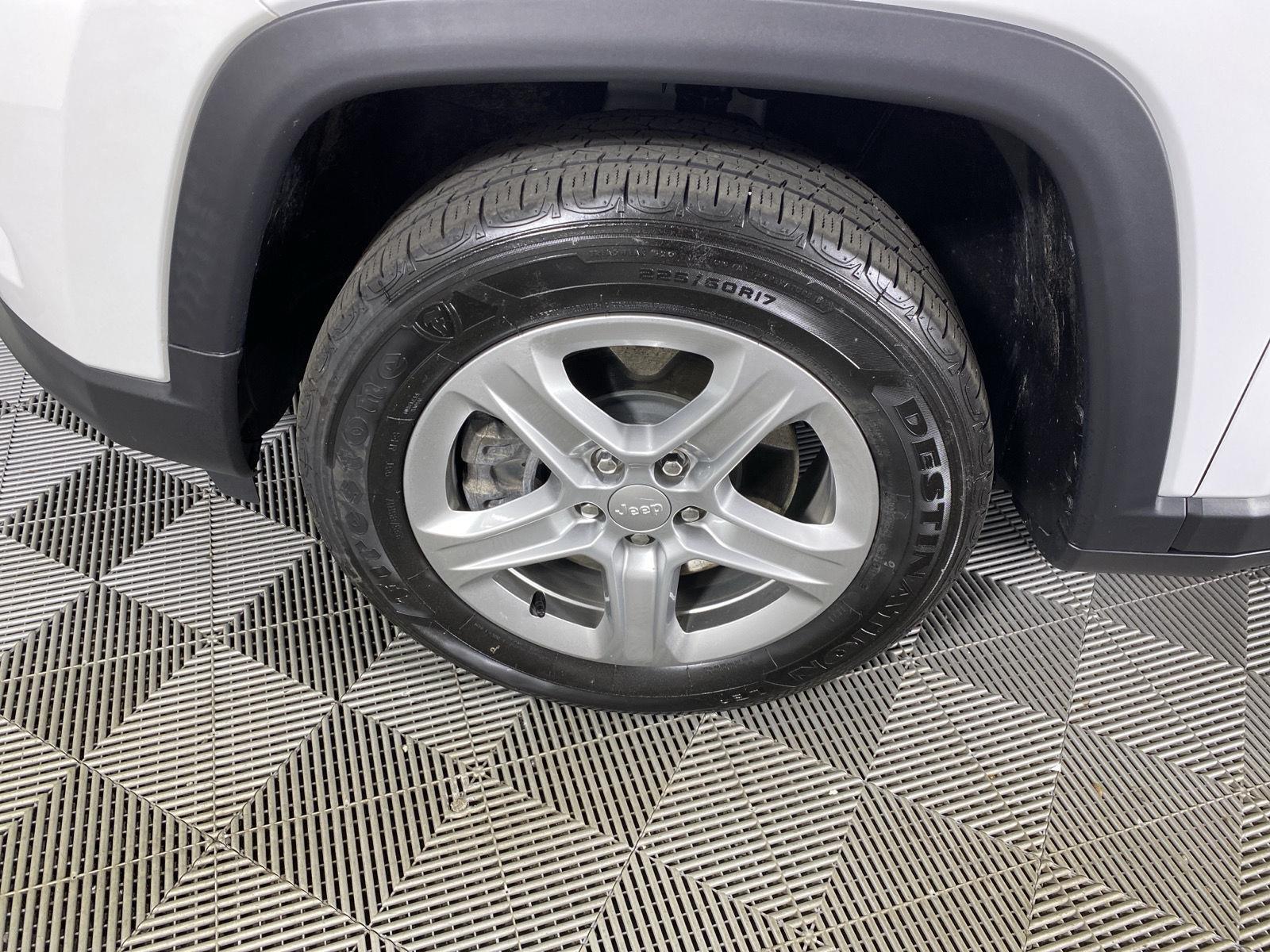 Certified Used 2023 Bright White Clearcoat Jeep Latitude image 12