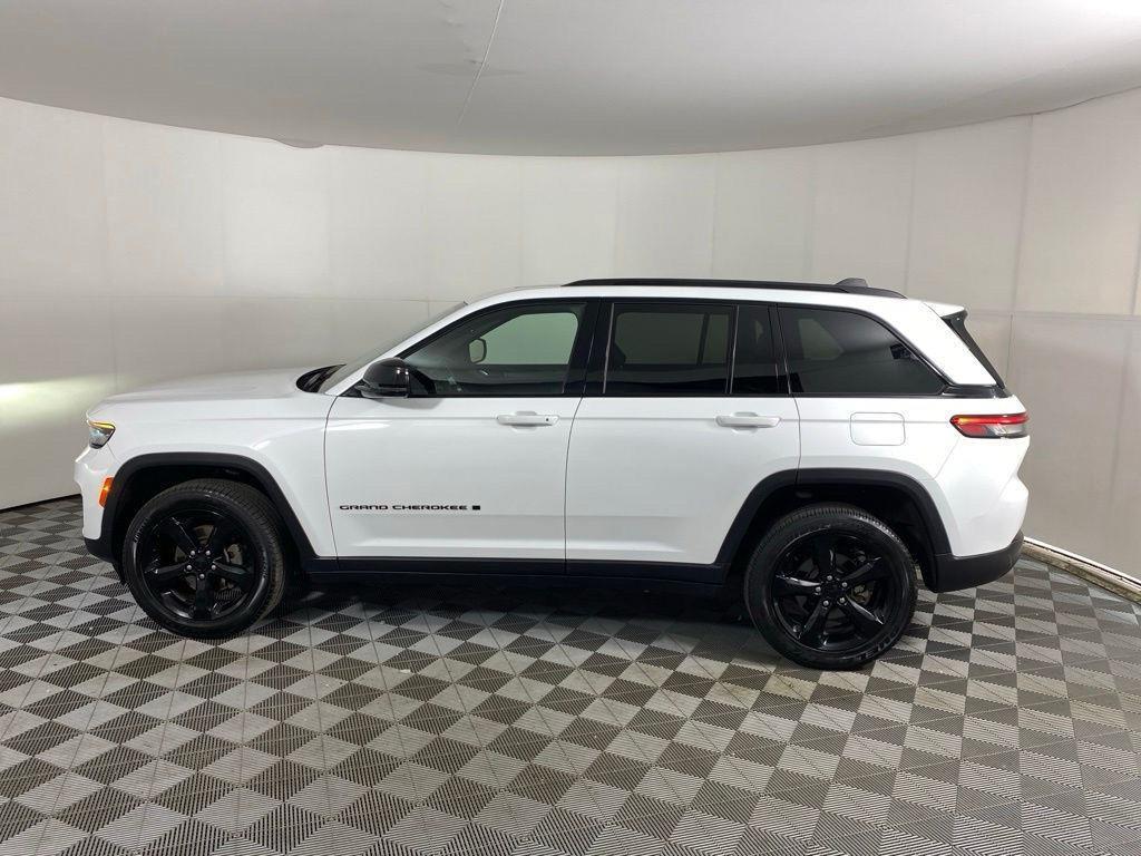 Used 2024 Bright White Clearcoat Jeep Altitude X image 13