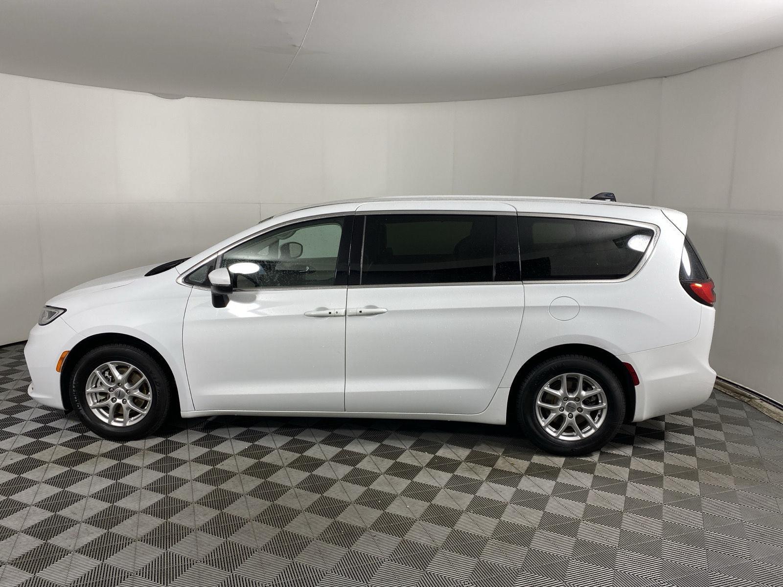 Used 2023 Bright White Clearcoat Chrysler Touring L image 4