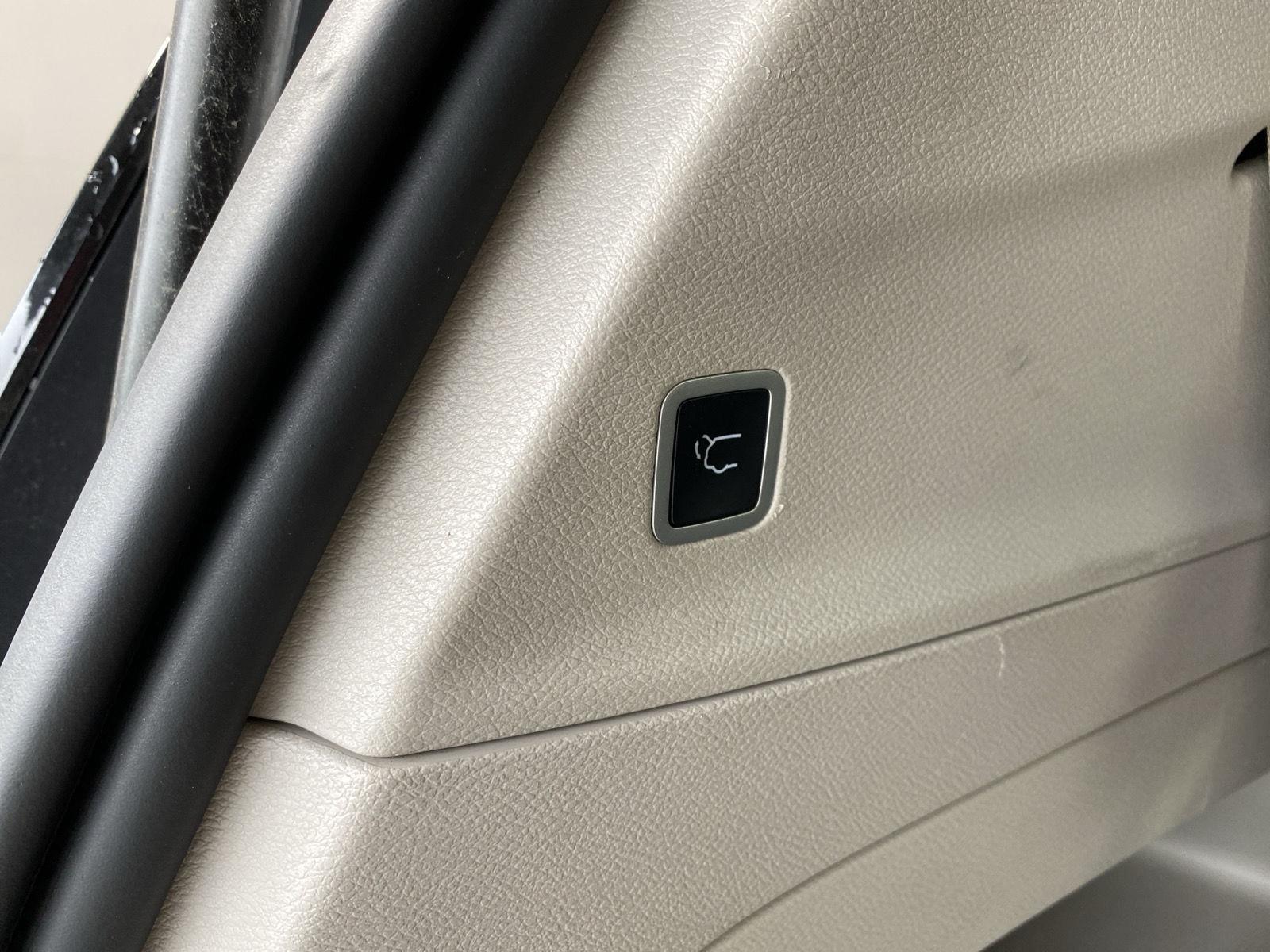 Used 2023 Bright White Clearcoat Chrysler Touring L image 8