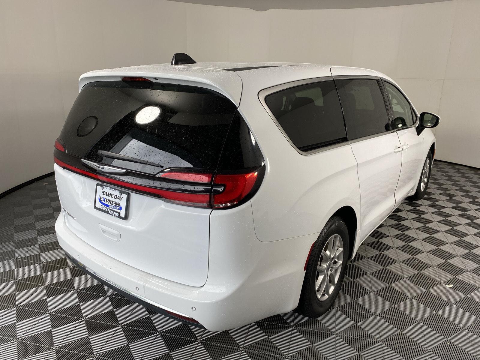 Used 2023 Bright White Clearcoat Chrysler Touring L image 9