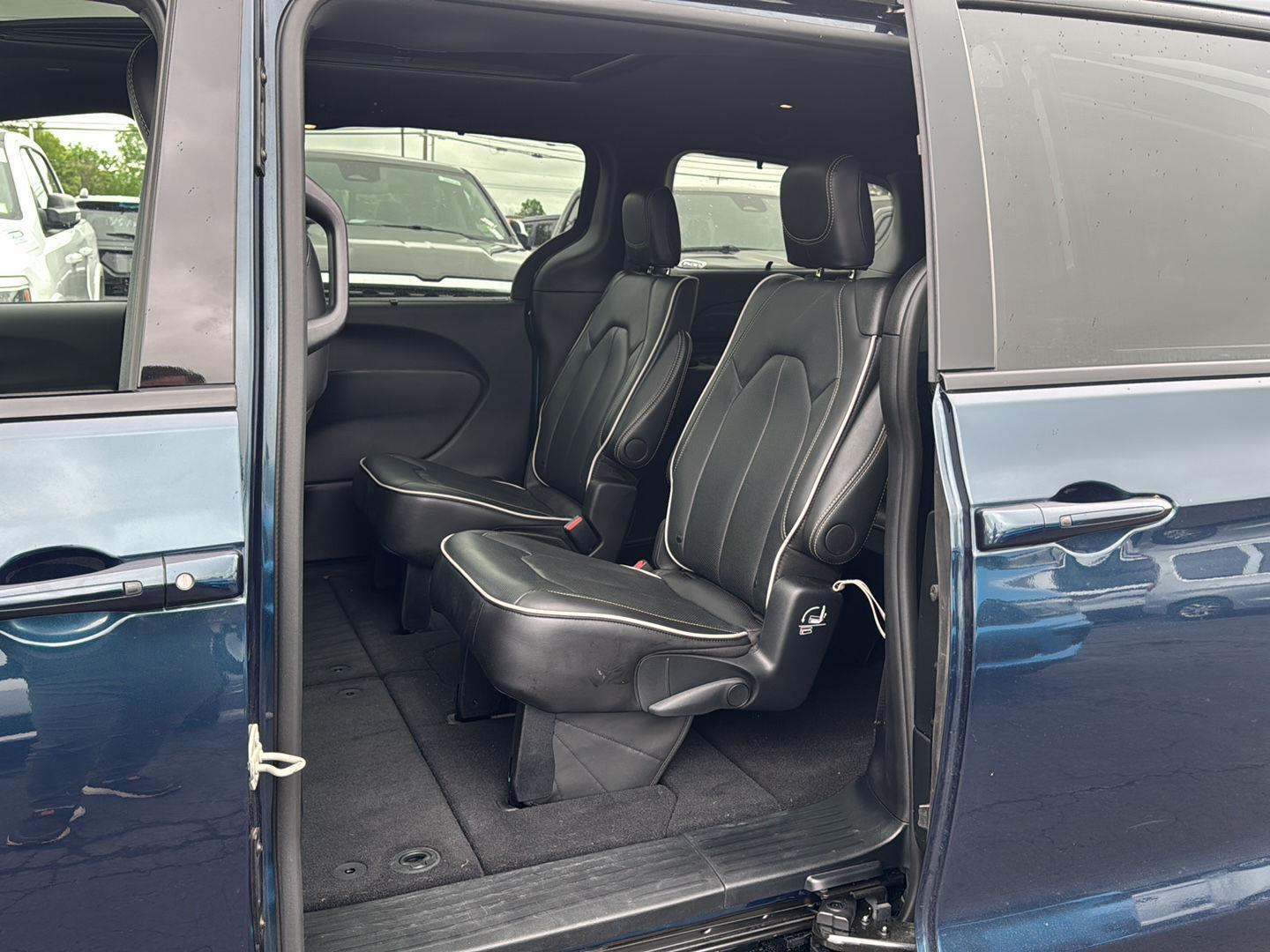 Used 2025 Blue Pearl Chrysler Limited image 3