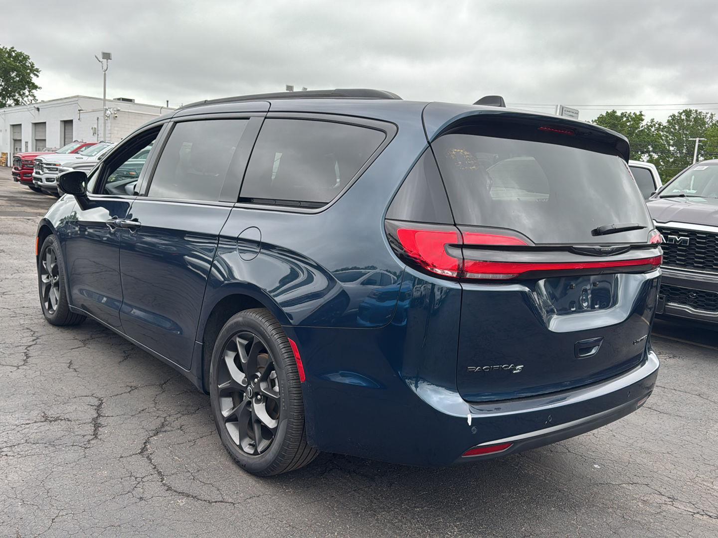Used 2025 Blue Pearl Chrysler Limited image 5