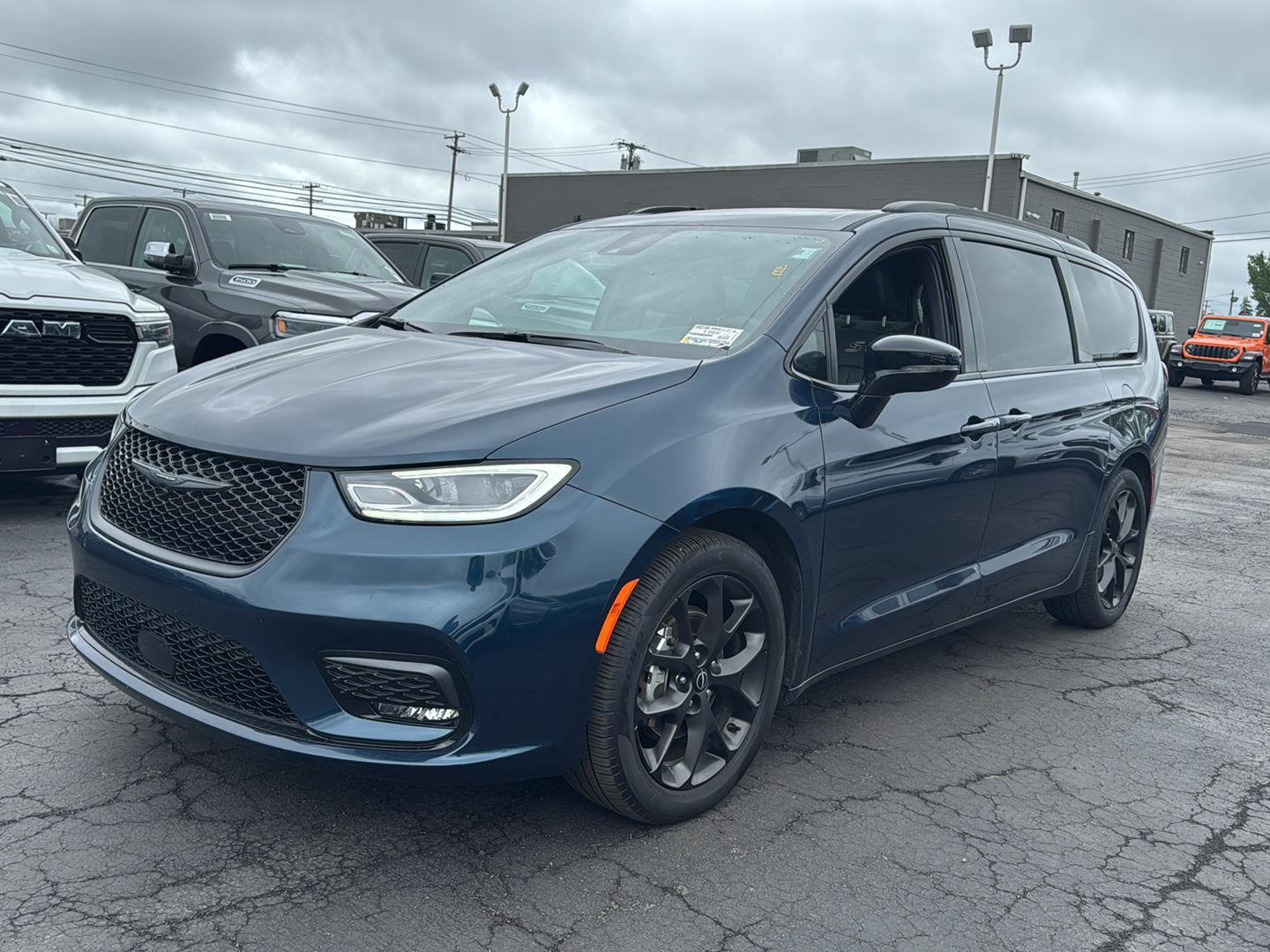 Used 2025 Blue Pearl Chrysler Limited image 7
