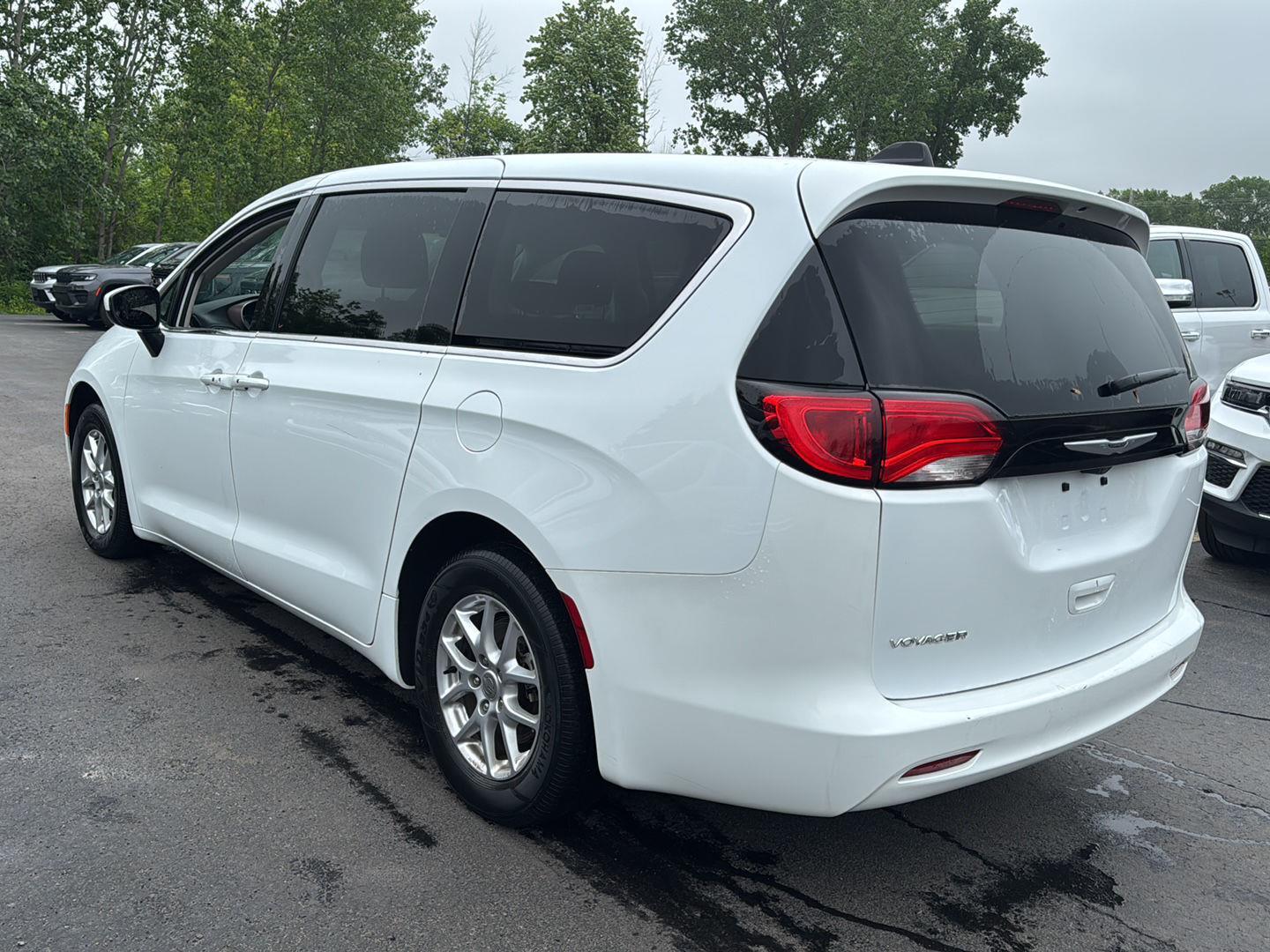 Used 2023 Bright White Clearcoat Chrysler LX image 4