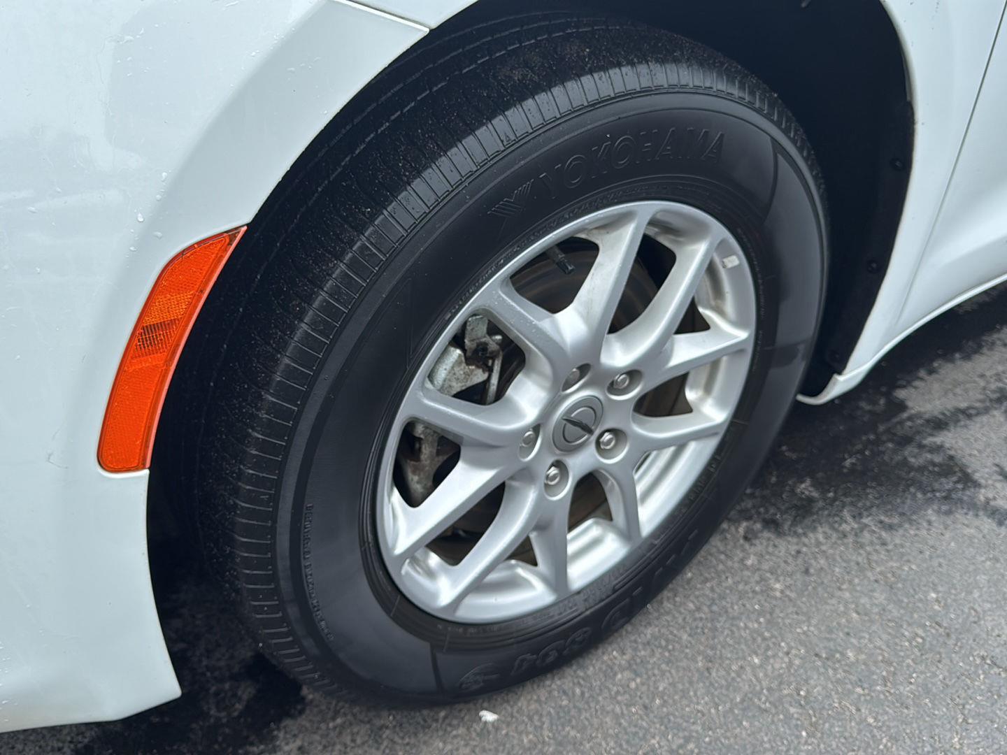 Used 2023 Bright White Clearcoat Chrysler LX image 7