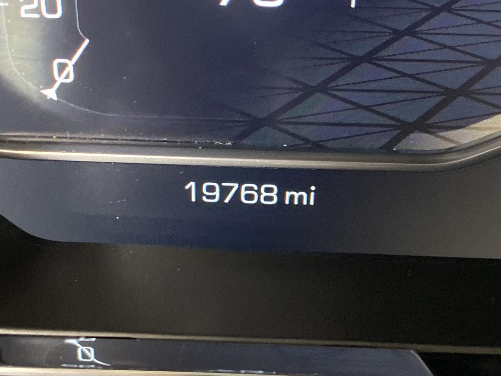 Used 2024 Summit White GMC Elevation image 20