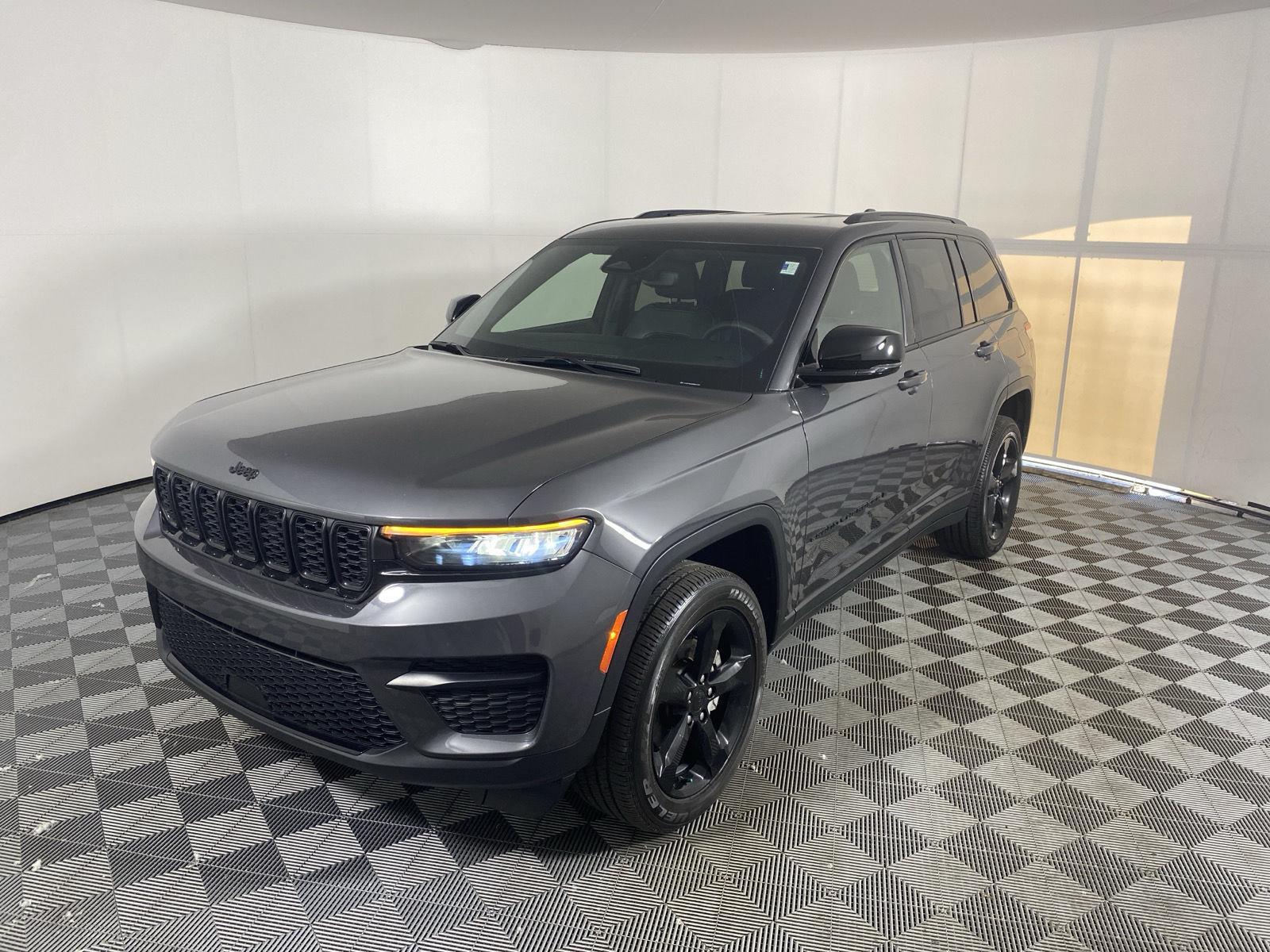 Used 2024 Baltic Gray Metallic Clearcoat Jeep Altitude image 11