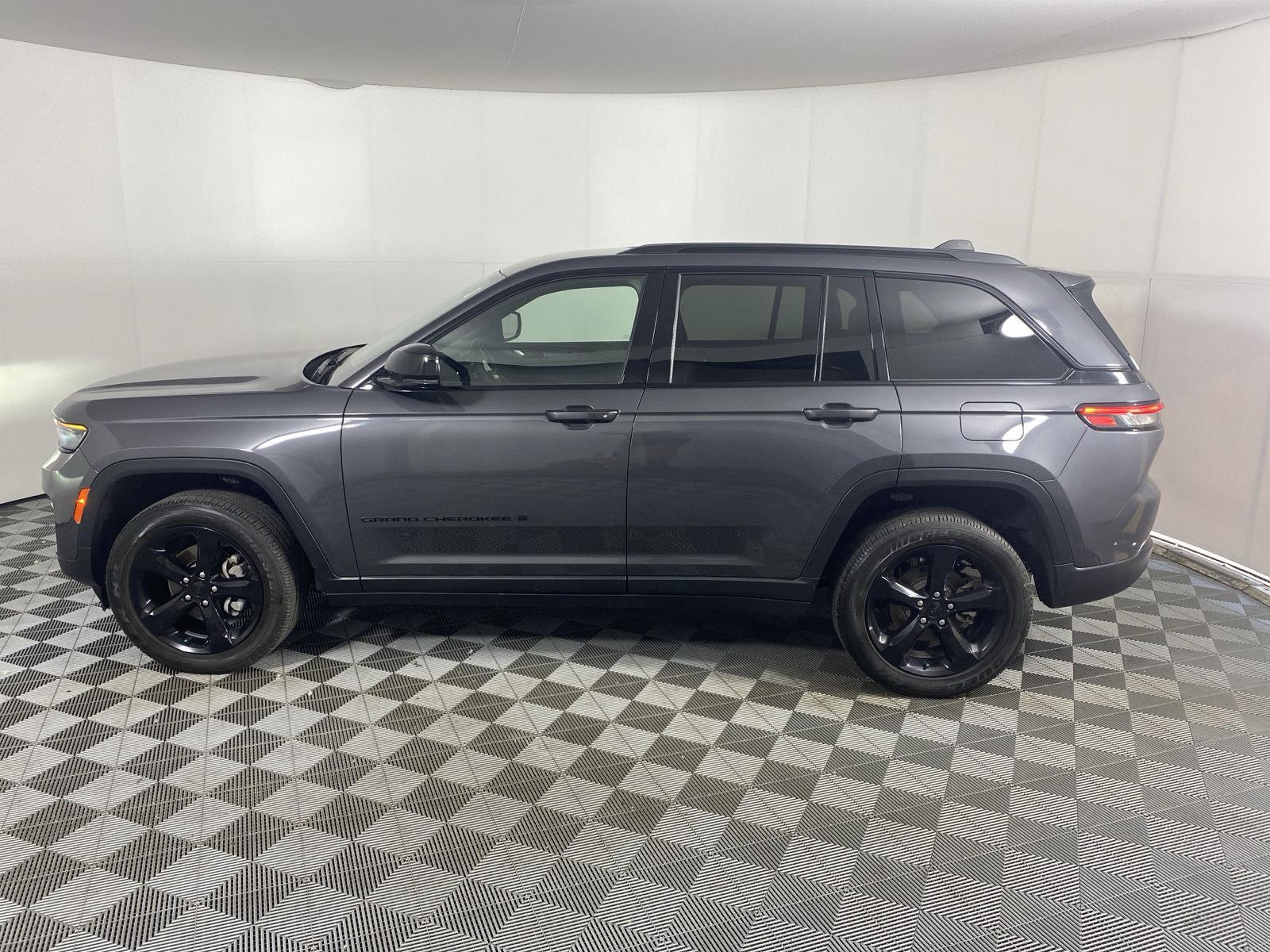 Used 2024 Baltic Gray Metallic Clearcoat Jeep Altitude image 13