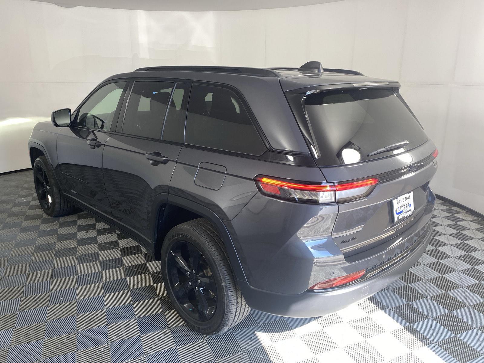 Used 2024 Baltic Gray Metallic Clearcoat Jeep Altitude image 15