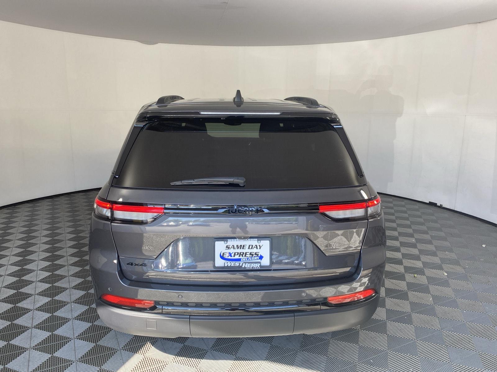 Certified Used 2024 Baltic Gray Metallic Clearcoat Jeep Altitude image 17