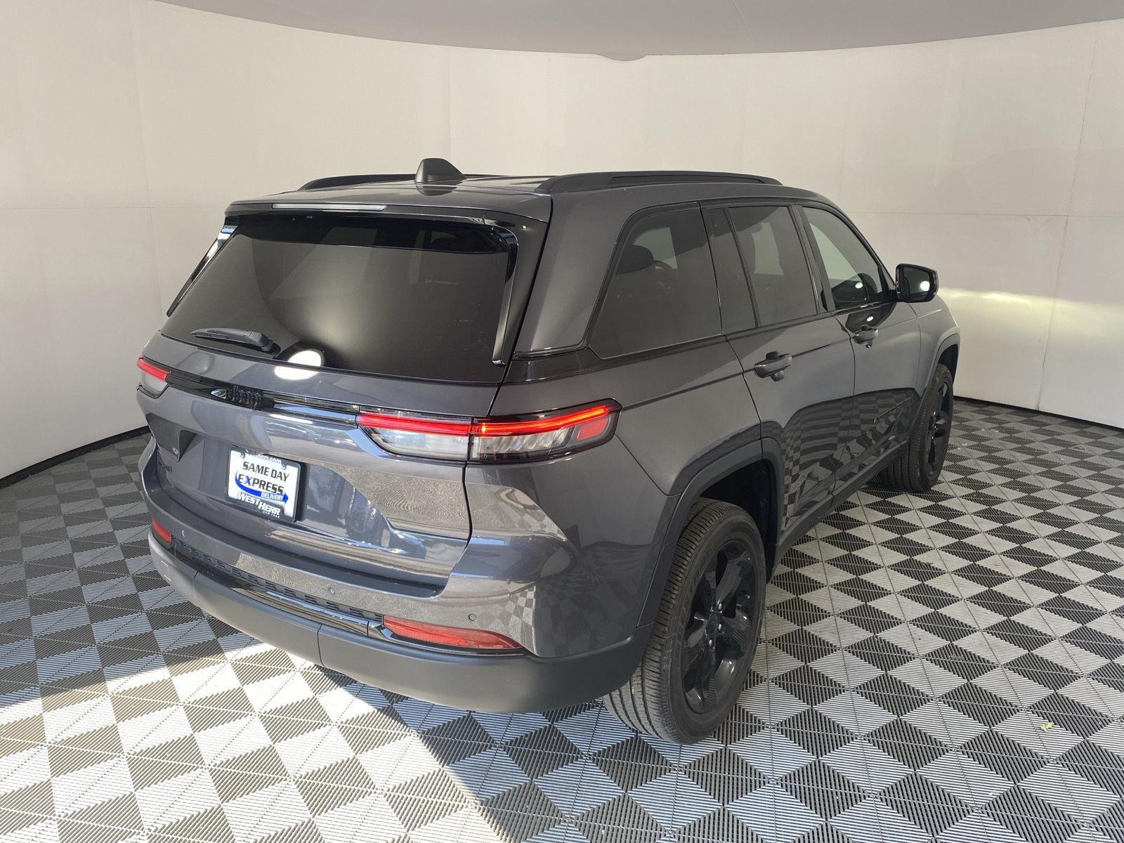 Used 2024 Baltic Gray Metallic Clearcoat Jeep Altitude image 6