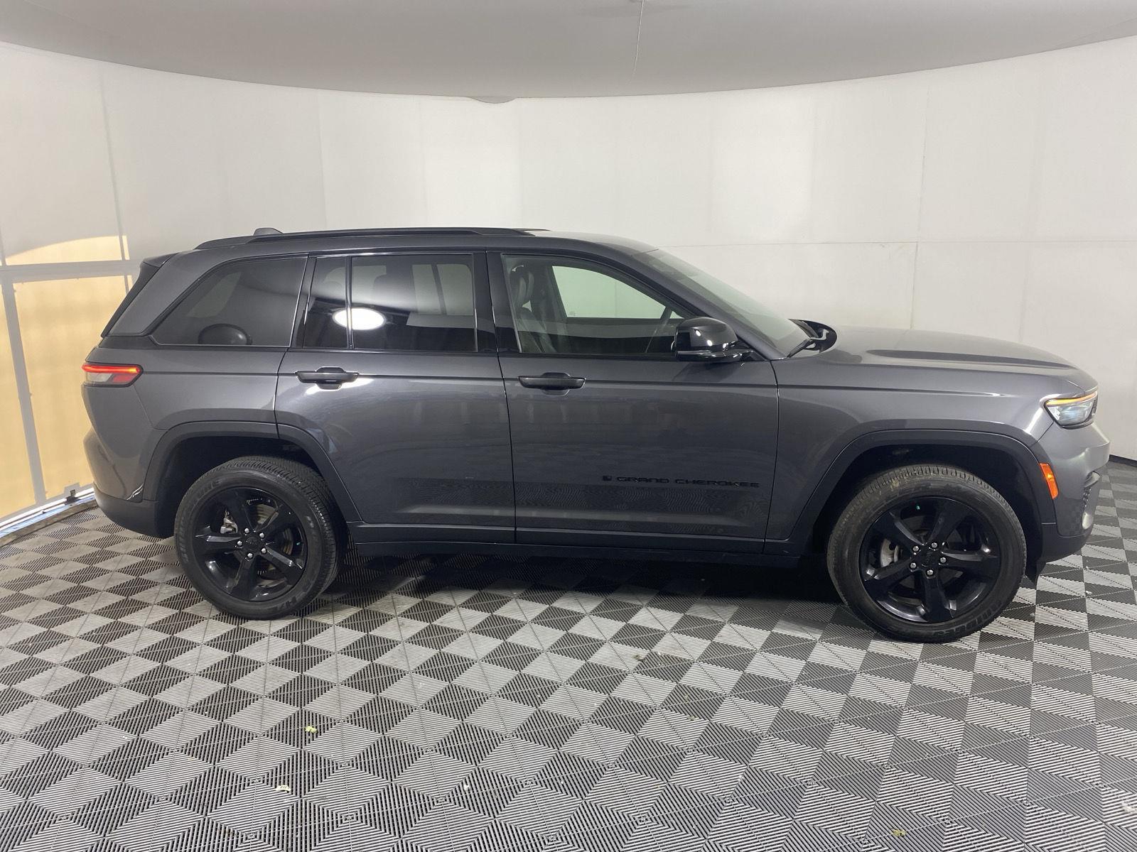 Used 2024 Baltic Gray Metallic Clearcoat Jeep Altitude image 4
