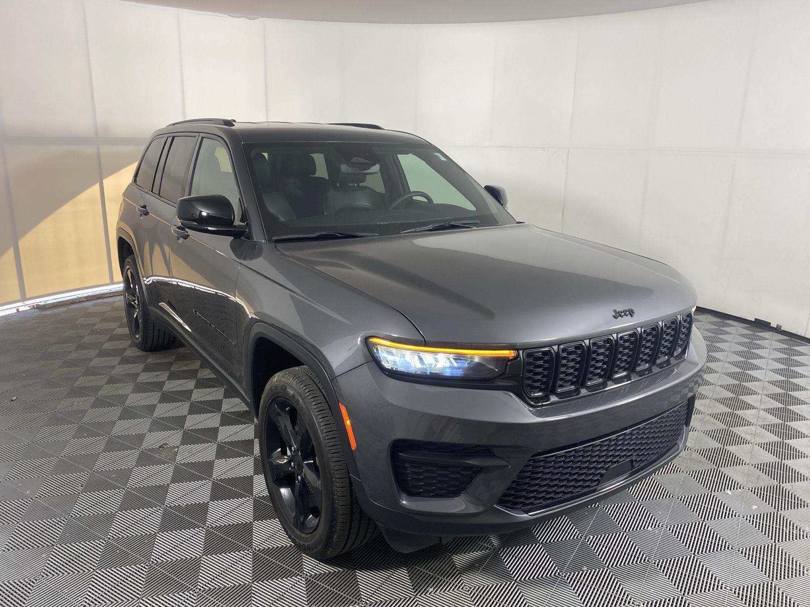 Used 2024 Baltic Gray Metallic Clearcoat Jeep Altitude image 18
