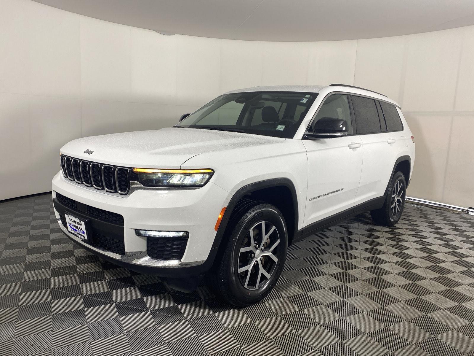 Used 2023  Jeep Limited image 3