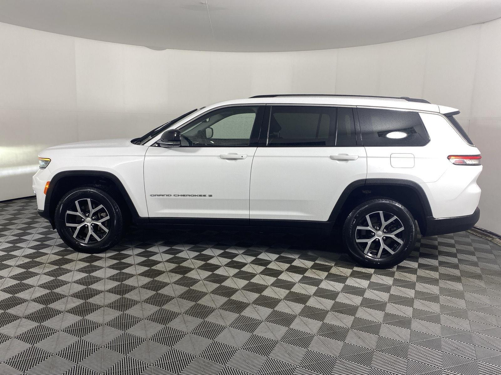 Used 2023  Jeep Limited image 4
