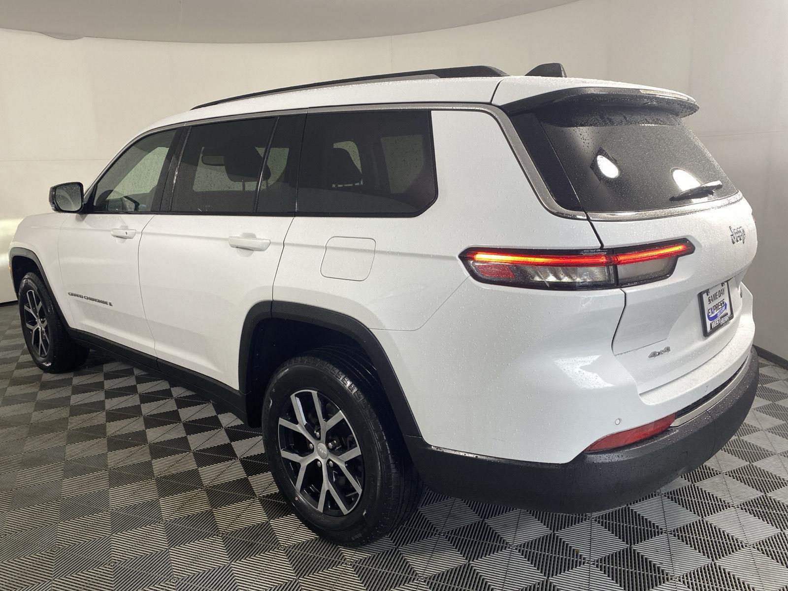 Used 2023  Jeep Limited image 5