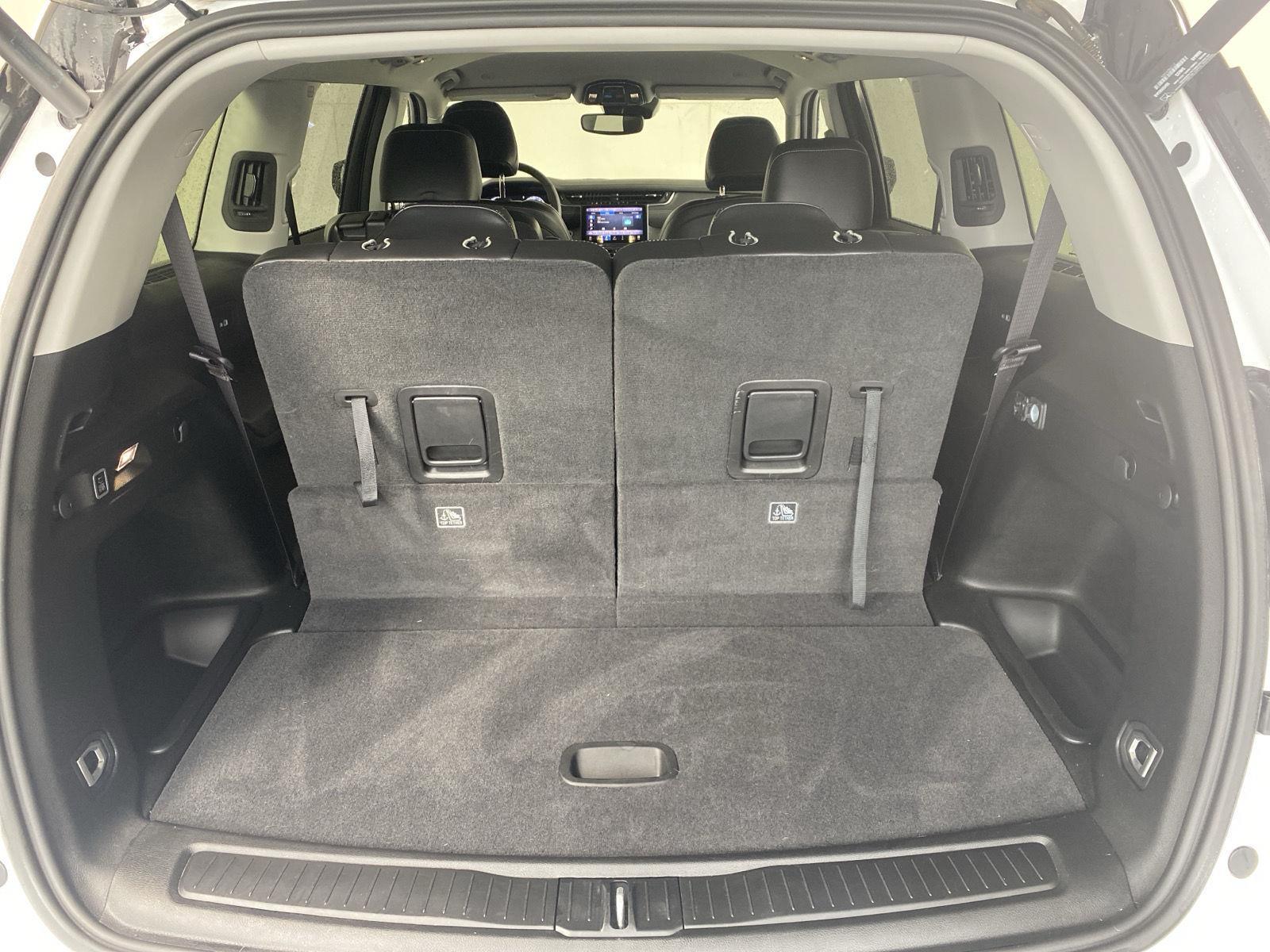 Used 2023  Jeep Limited image 7