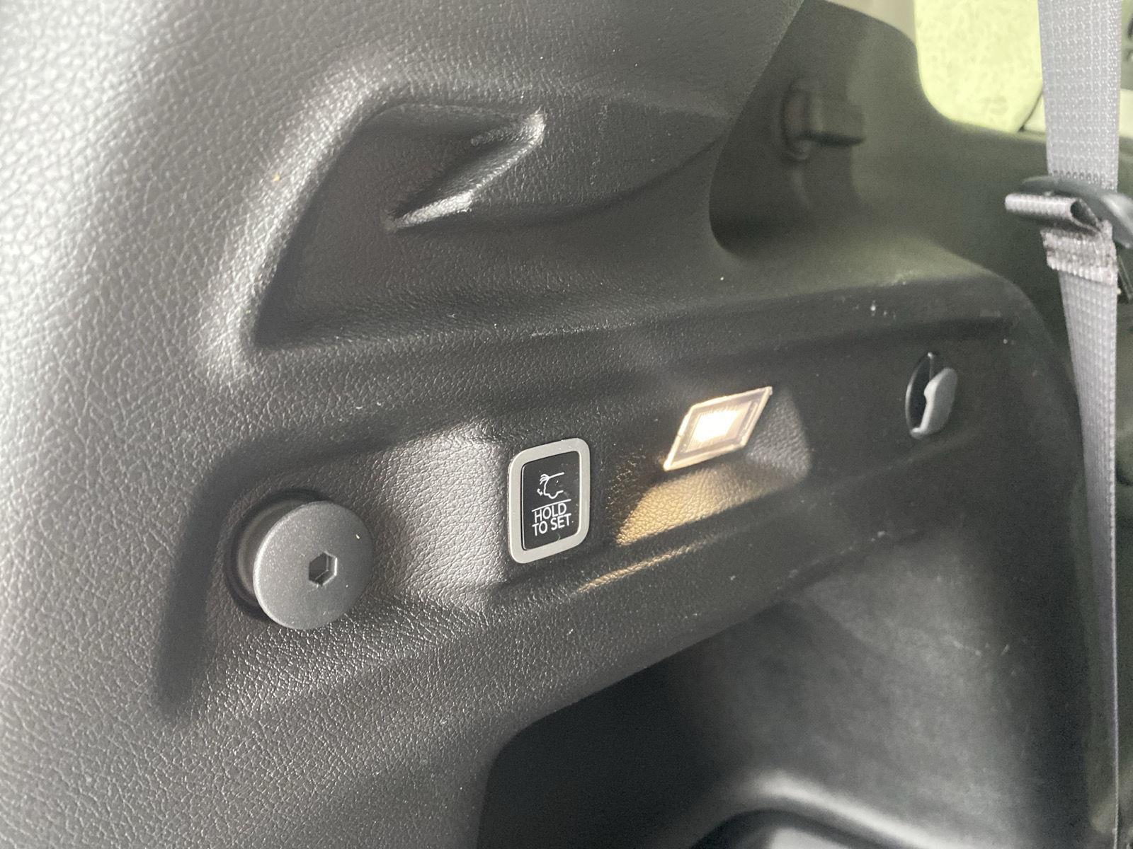 Used 2023  Jeep Limited image 8