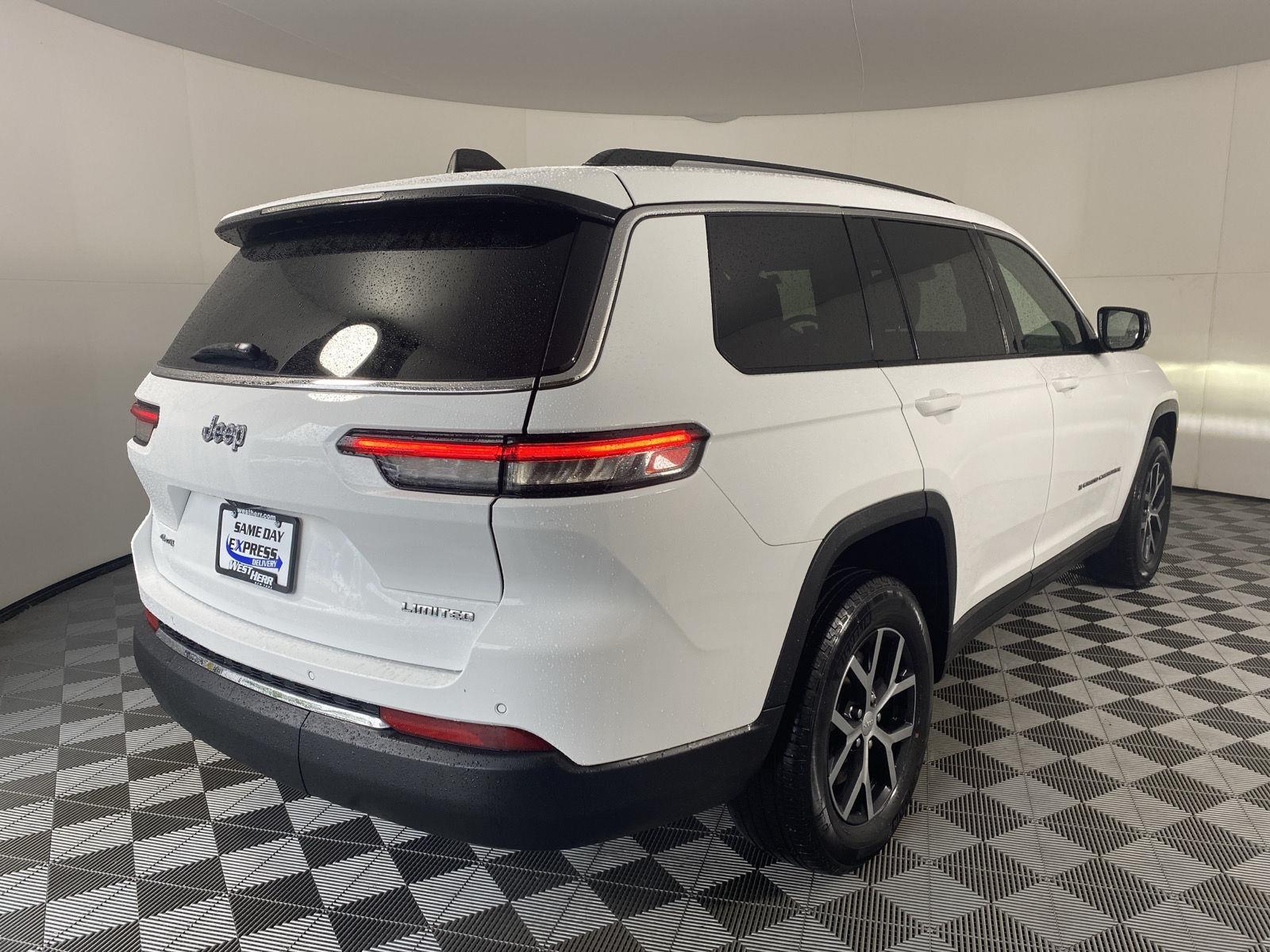 Used 2023  Jeep Limited image 9