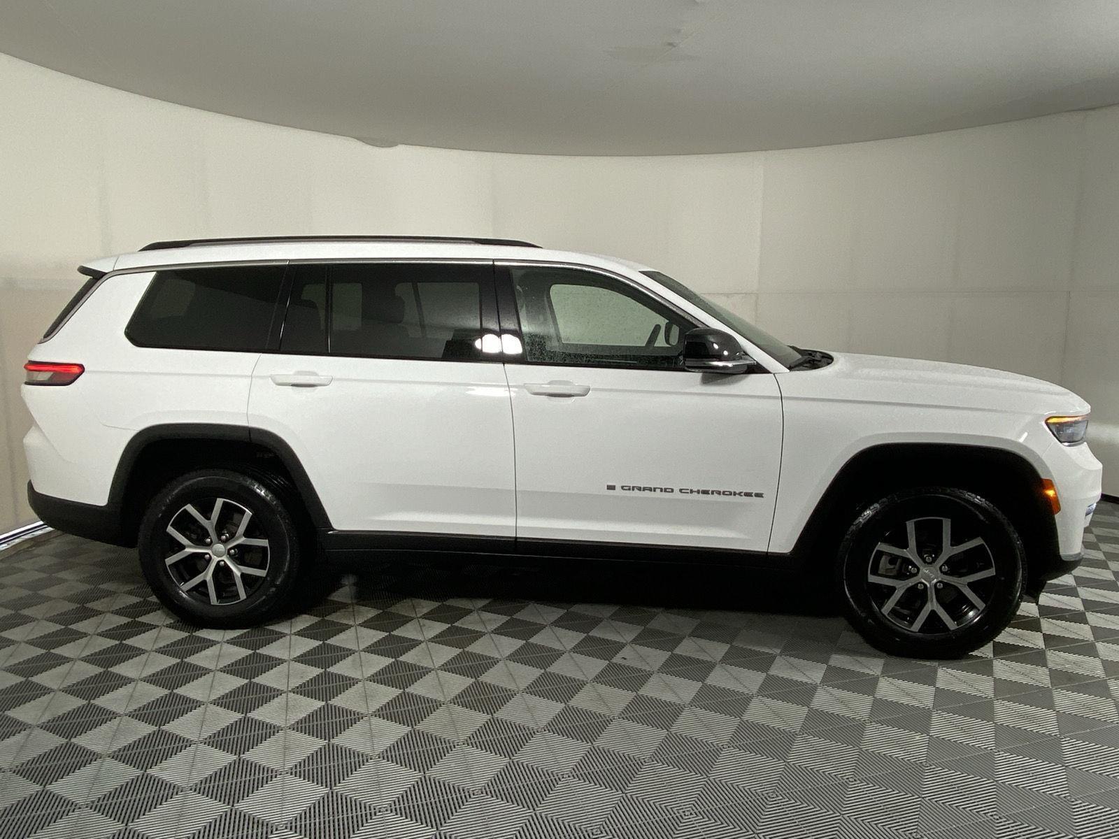 Used 2023  Jeep Limited image 10