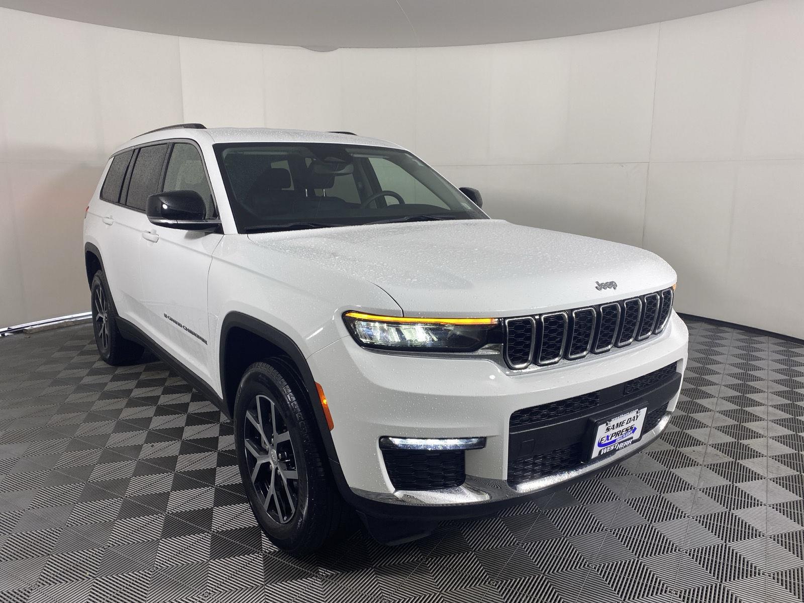 Used 2023  Jeep Limited image 11