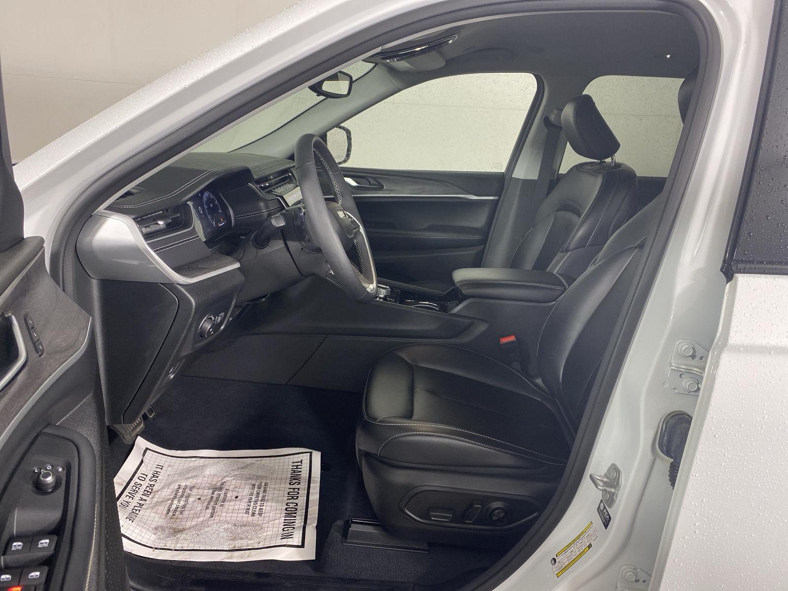 Used 2023  Jeep Limited image 13
