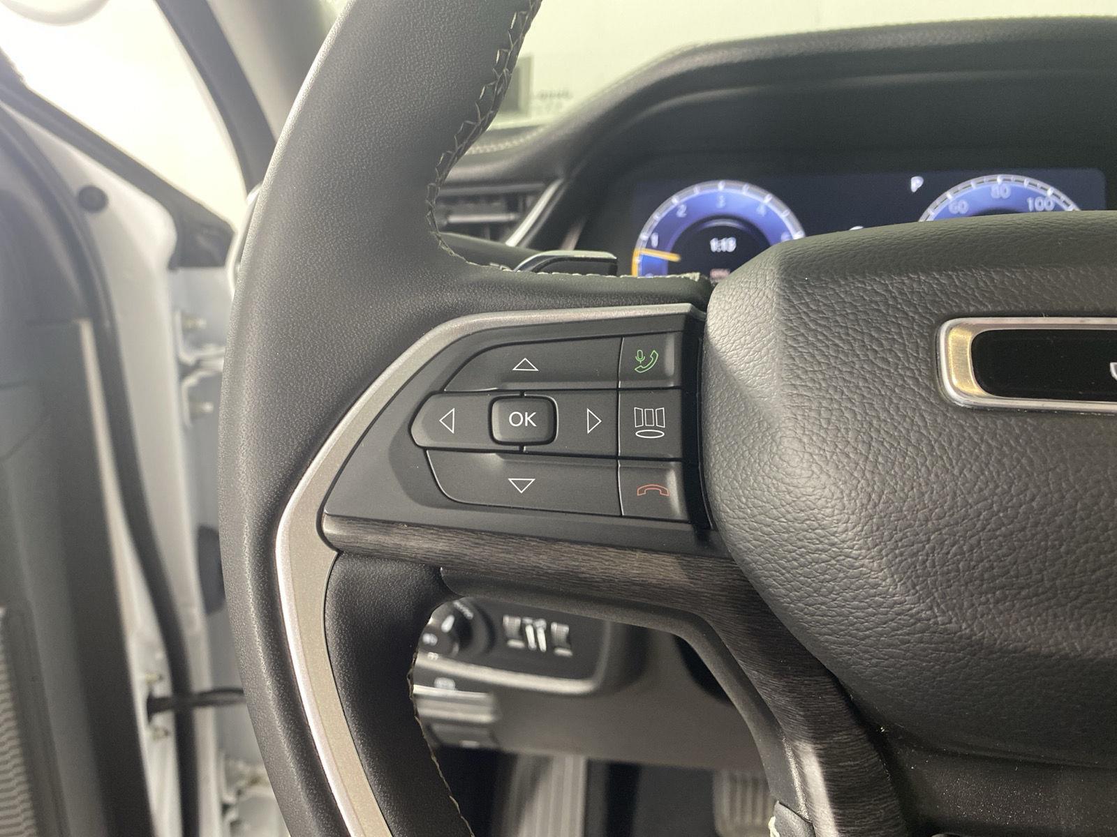 Used 2023  Jeep Limited image 15