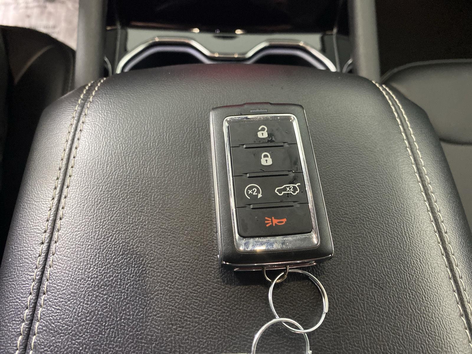Used 2023  Jeep Limited image 23