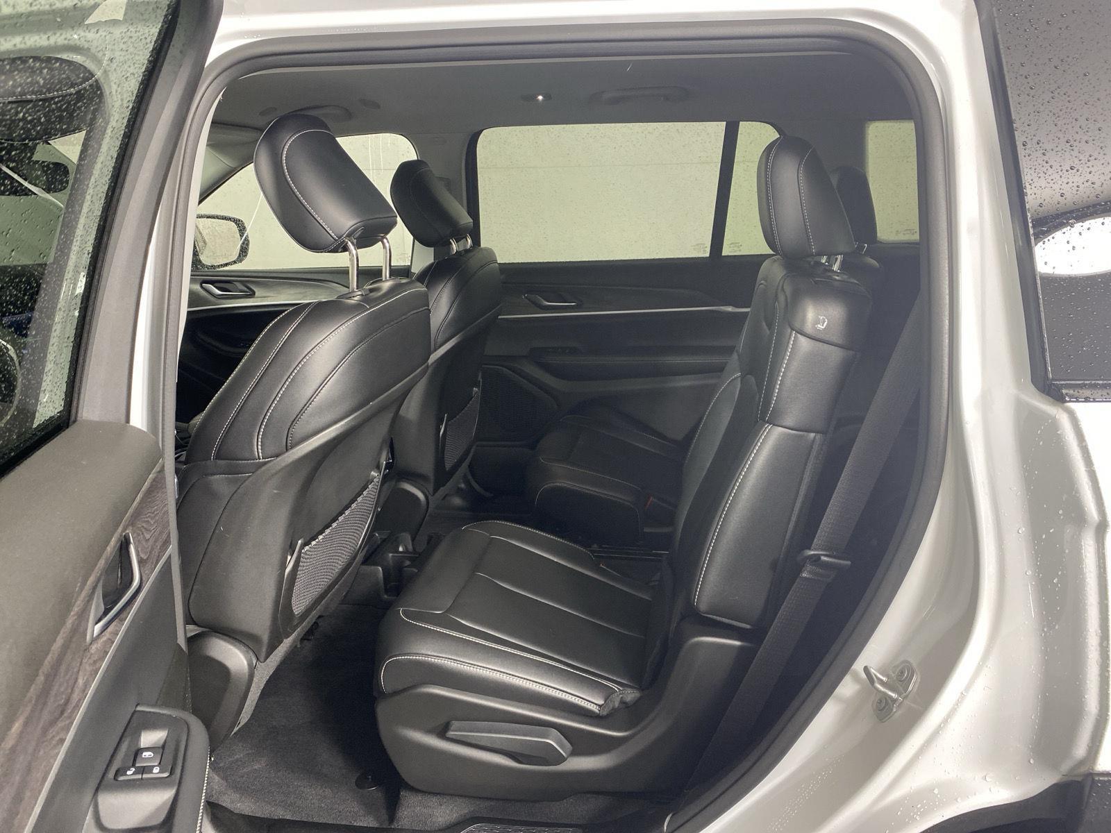 Used 2023  Jeep Limited image 25
