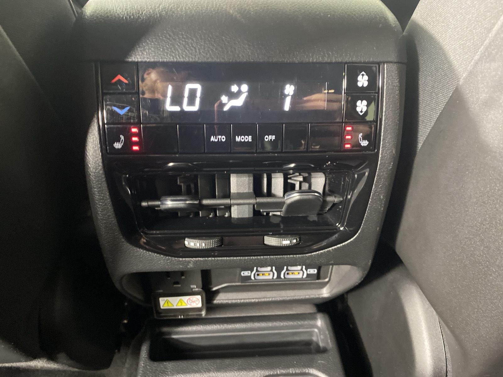 Used 2023  Jeep Limited image 27