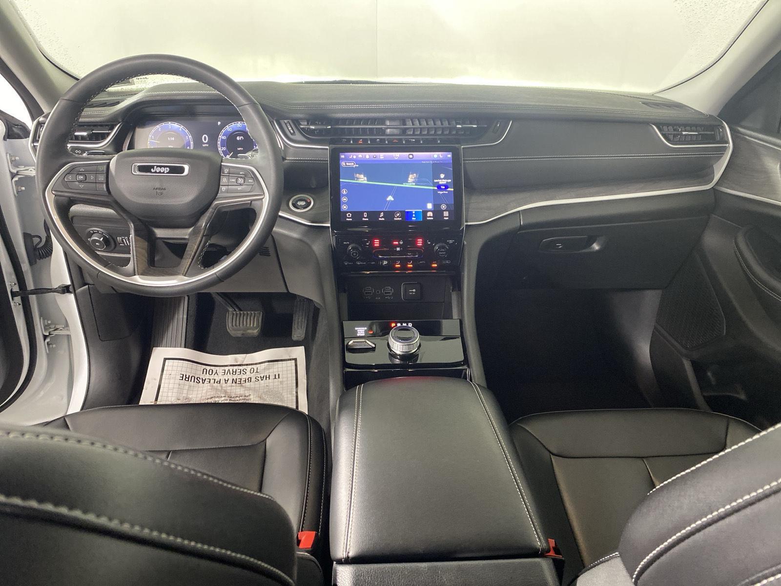 Used 2023  Jeep Limited image 28