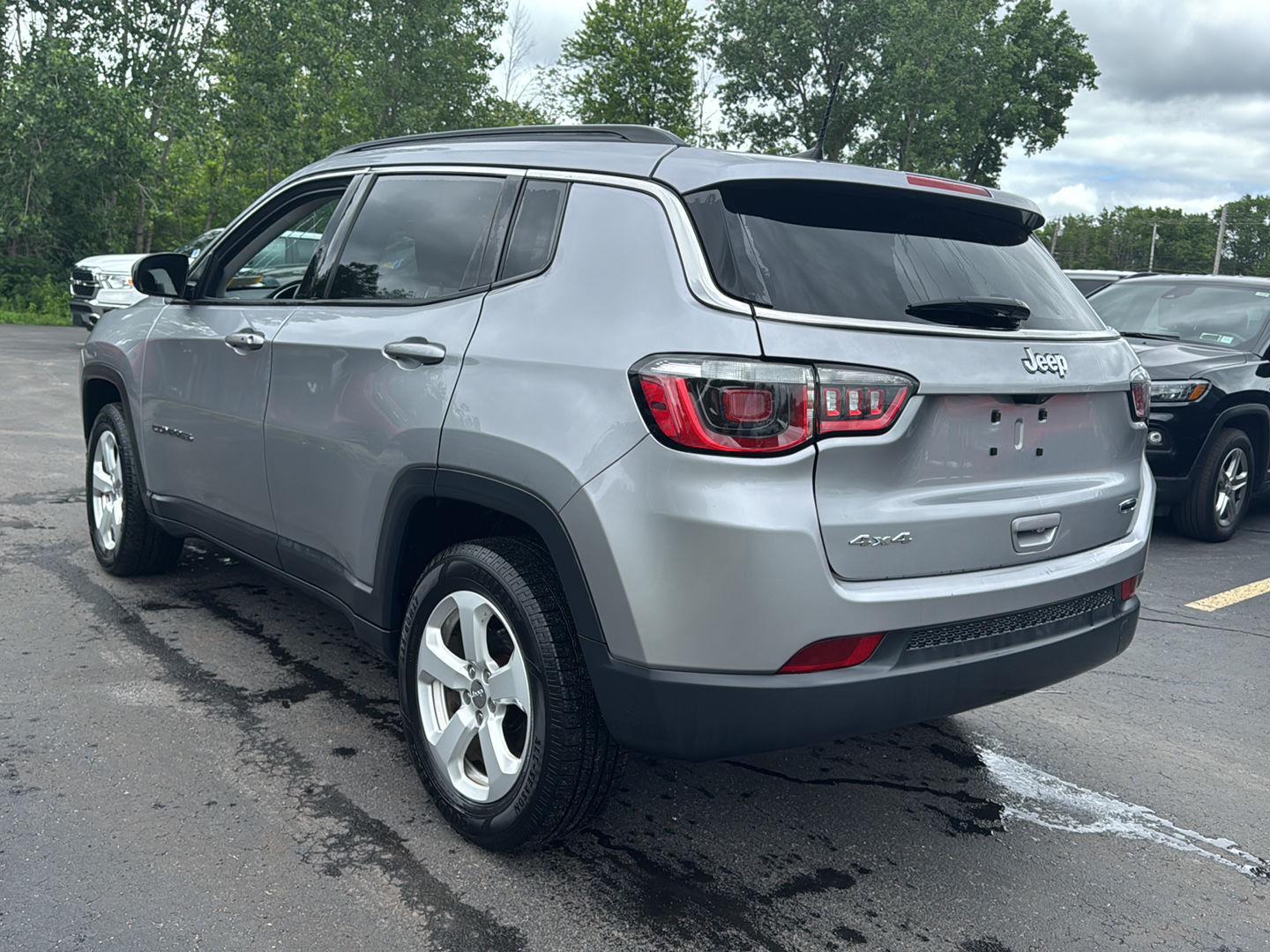 Used 2019 Billet Silver Metallic Clearcoat Jeep Latitude image 5