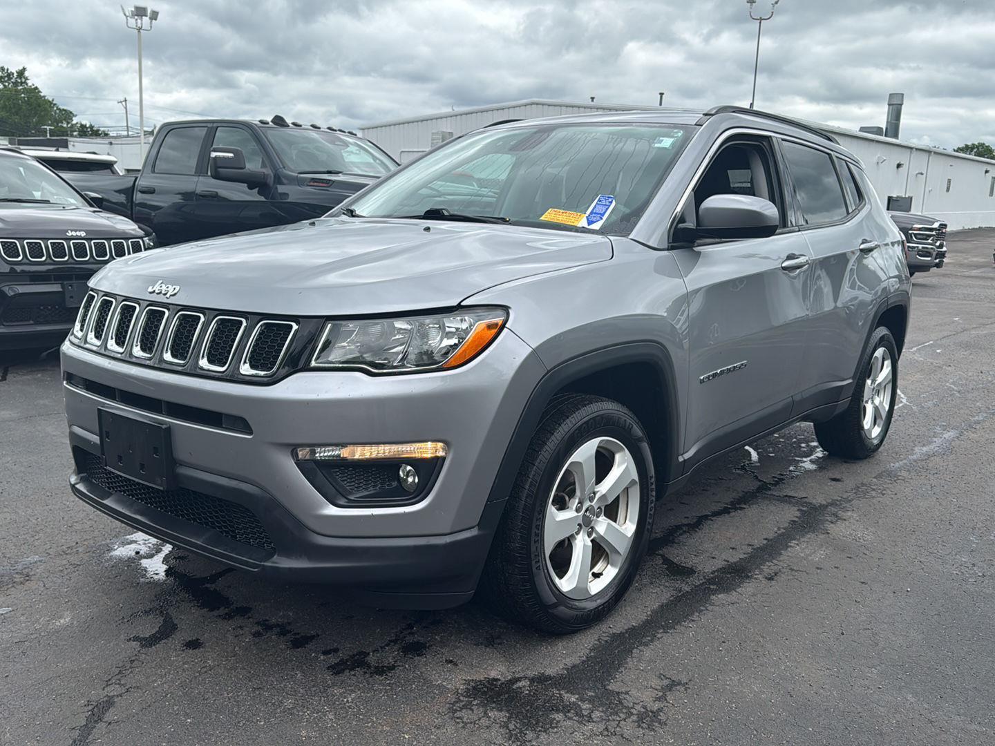Used 2019 Billet Silver Metallic Clearcoat Jeep Latitude image 7